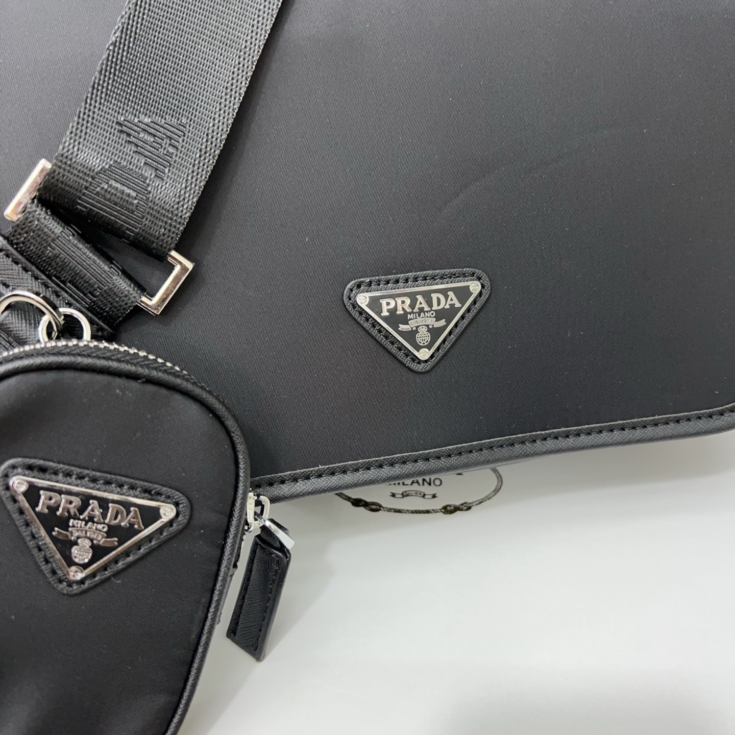 P150 Prada 普拉达
Re-Nylon二合一 尼龙布三角形徽标单肩包 邮差包斜挎  黑色三角标帆布邮差包  规格22 x 28 cm