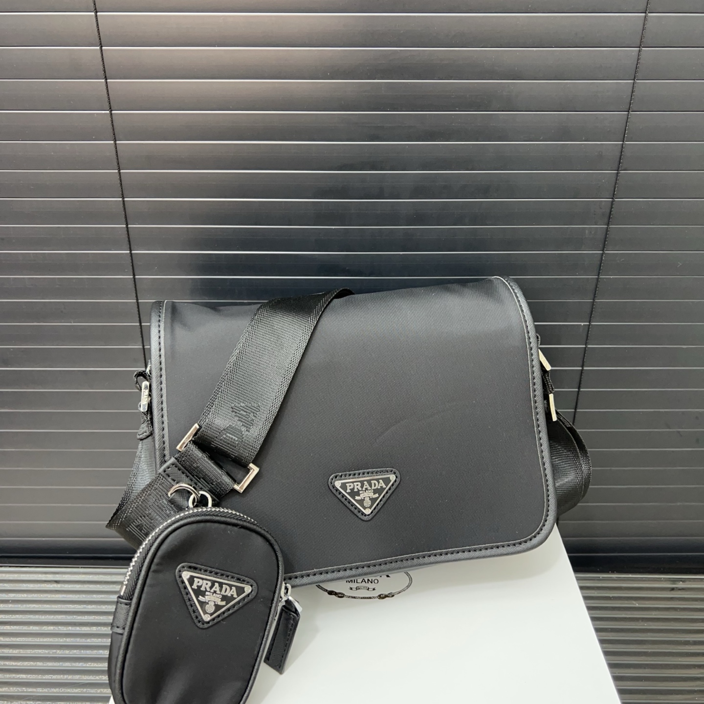 P150 Prada 普拉达
Re-Nylon二合一 尼龙布三角形徽标单肩包 邮差包斜挎  黑色三角标帆布邮差包  规格22 x 28 cm