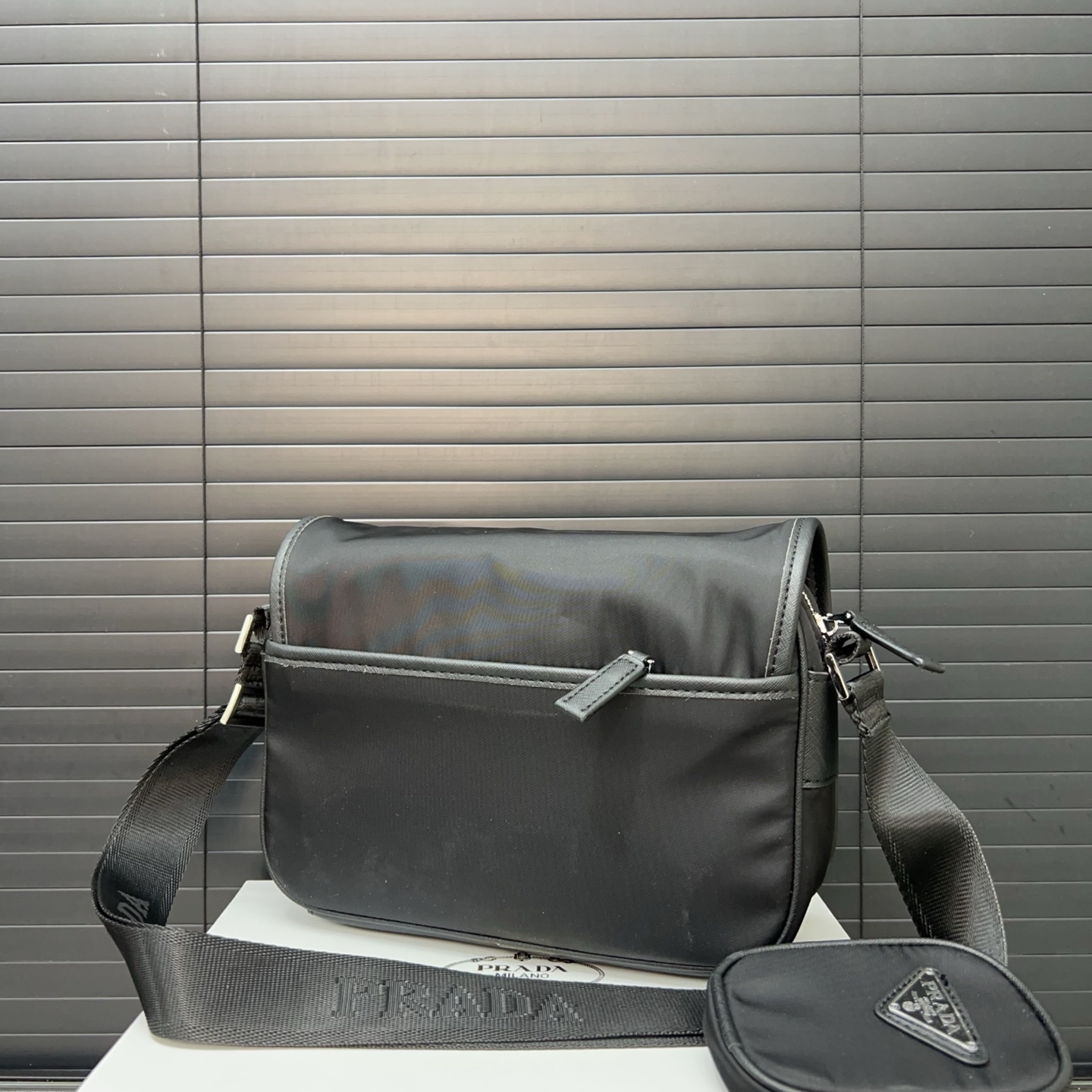 P150 Prada 普拉达
Re-Nylon二合一 尼龙布三角形徽标单肩包 邮差包斜挎  黑色三角标帆布邮差包  规格22 x 28 cm