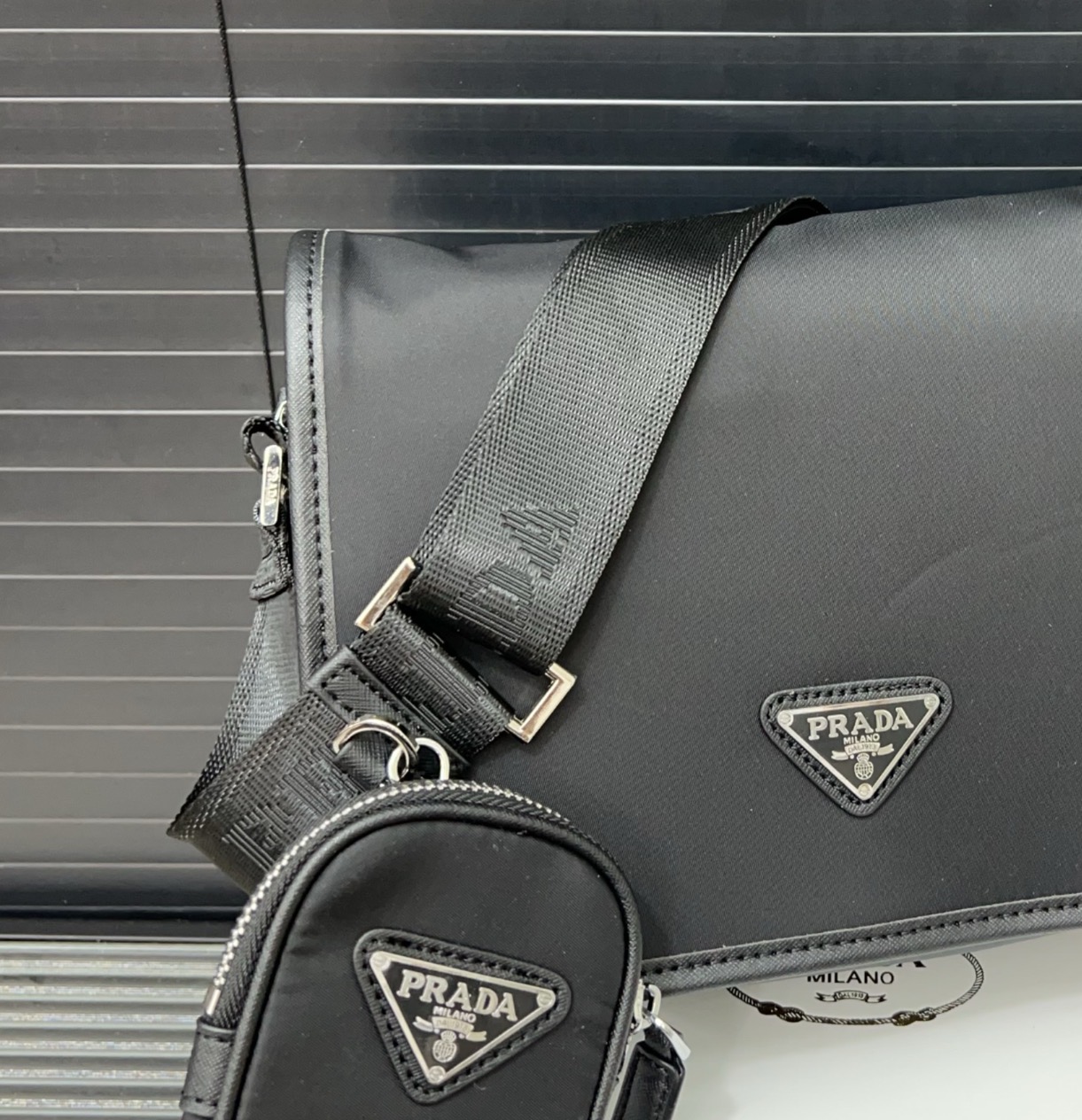 P150 Prada 普拉达
Re-Nylon二合一 尼龙布三角形徽标单肩包 邮差包斜挎  黑色三角标帆布邮差包  规格22 x 28 cm