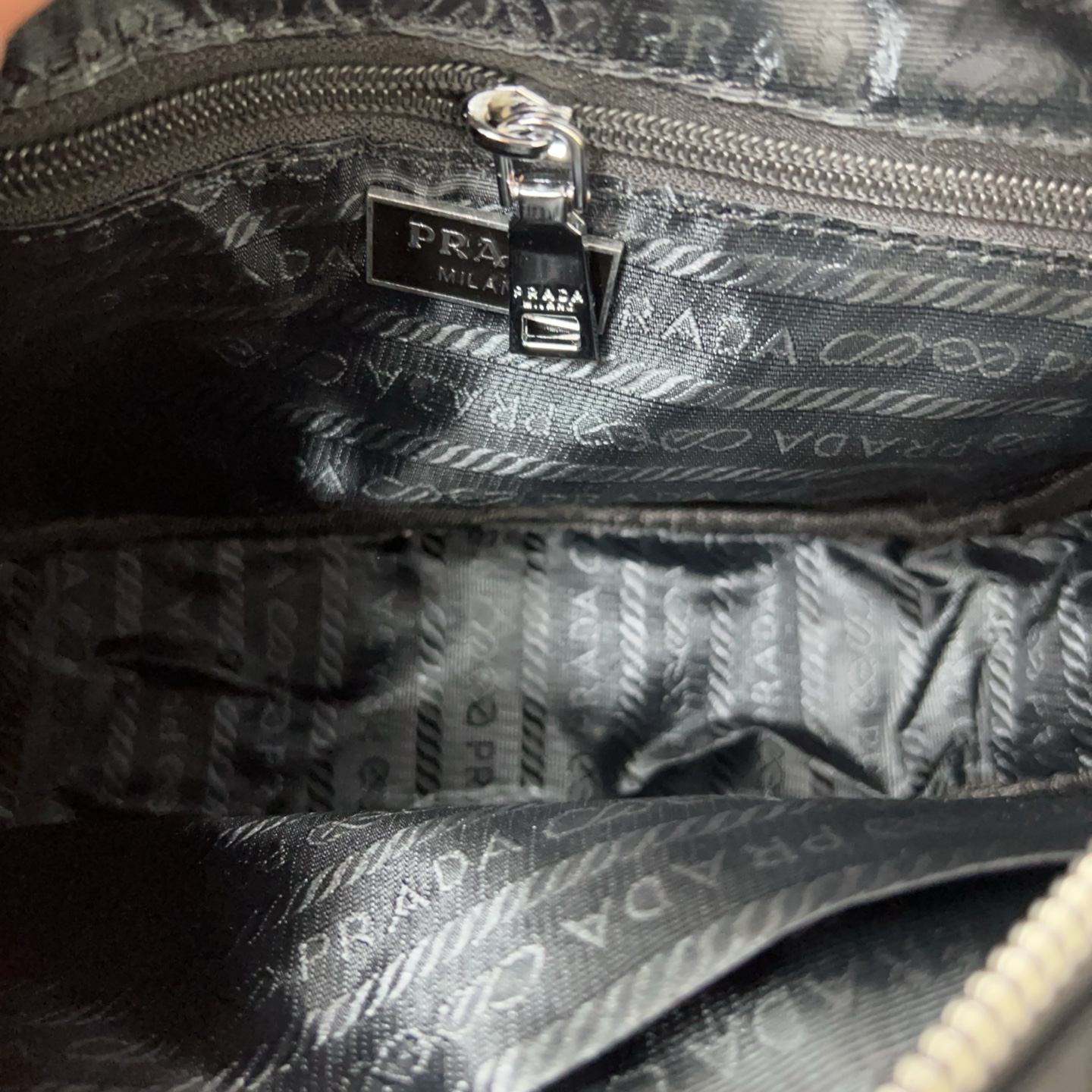 P150 Prada 普拉达
Re-Nylon二合一 尼龙布三角形徽标单肩包 邮差包斜挎  黑色三角标帆布邮差包  规格22 x 28 cm
