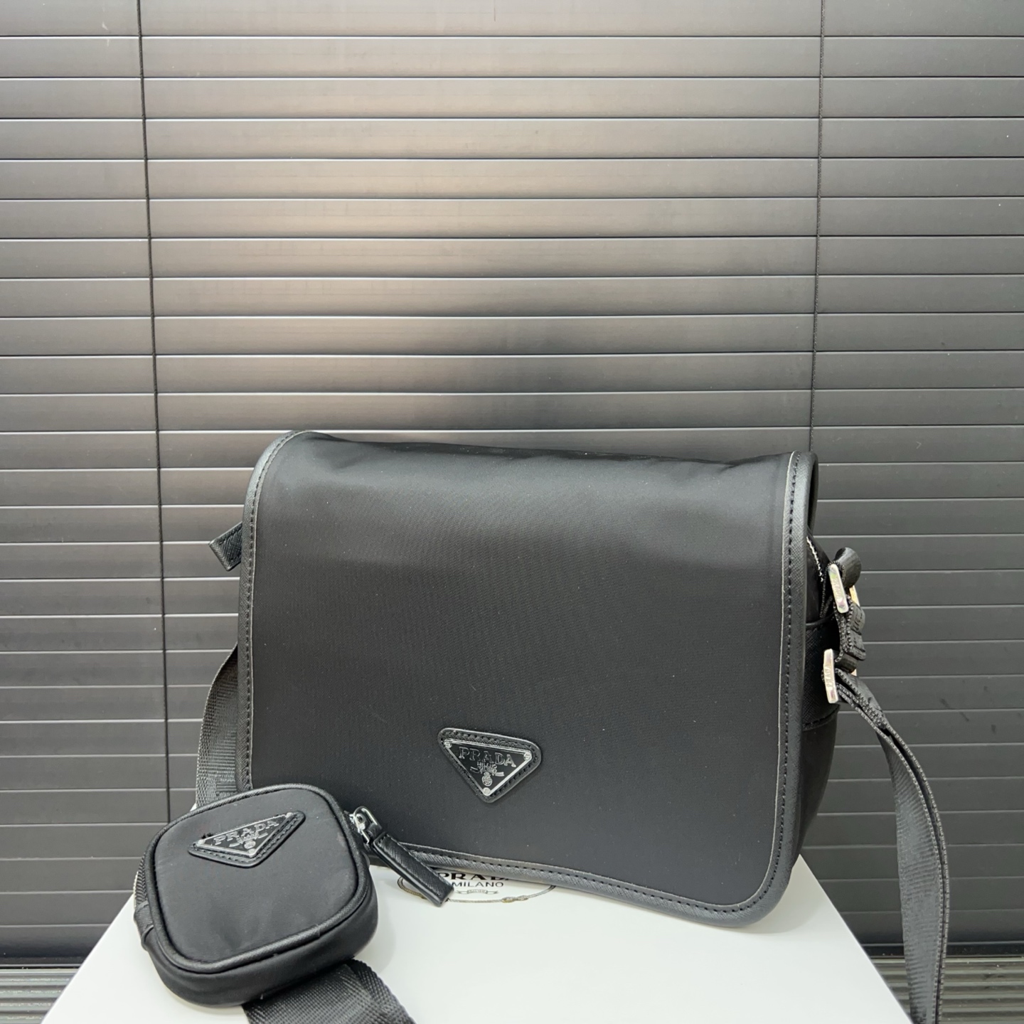 P150 Prada 普拉达
Re-Nylon二合一 尼龙布三角形徽标单肩包 邮差包斜挎  黑色三角标帆布邮差包  规格22 x 28 cm