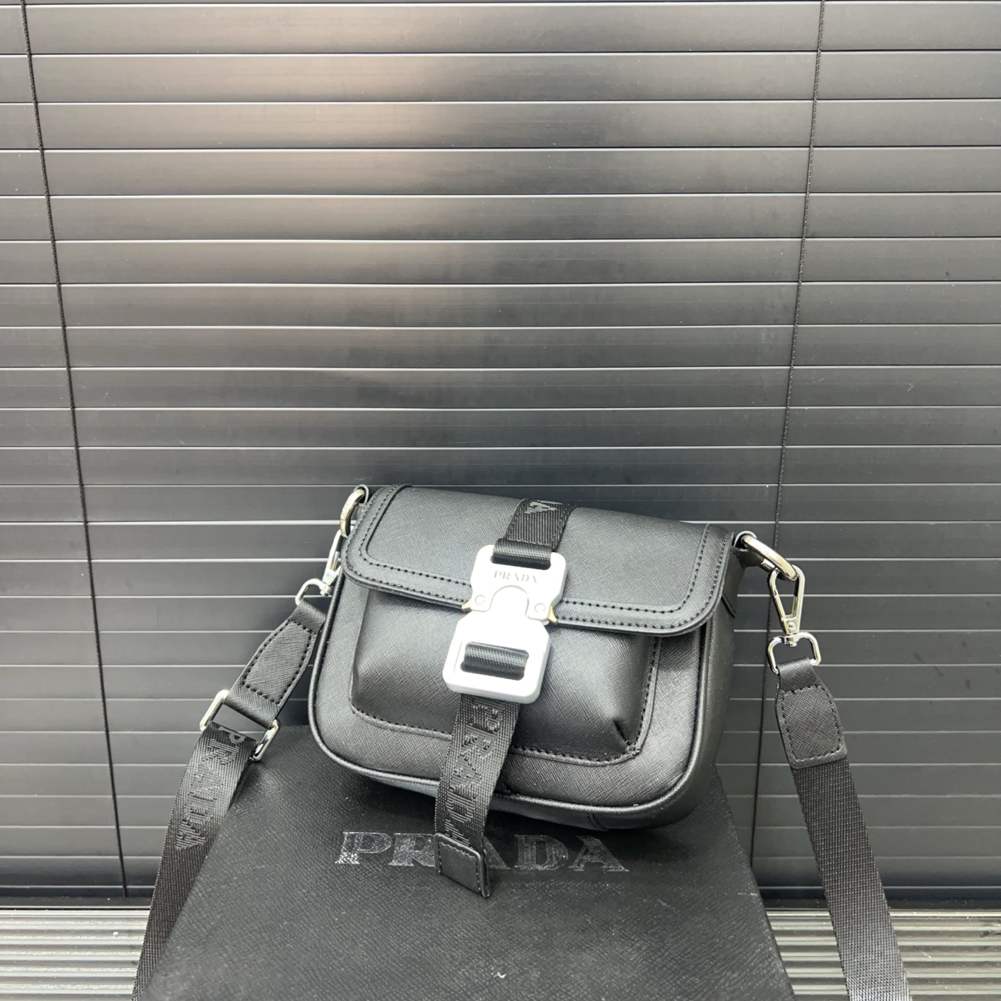 P160 Prada 普拉达
手拿单肩斜挎包 邮差 男包斜挎包男士翻盖单肩马鞍 男女通用 明星单品 经典百搭 实物拍摄 原厂原版面料 配送防尘袋  12 x 19 cm。