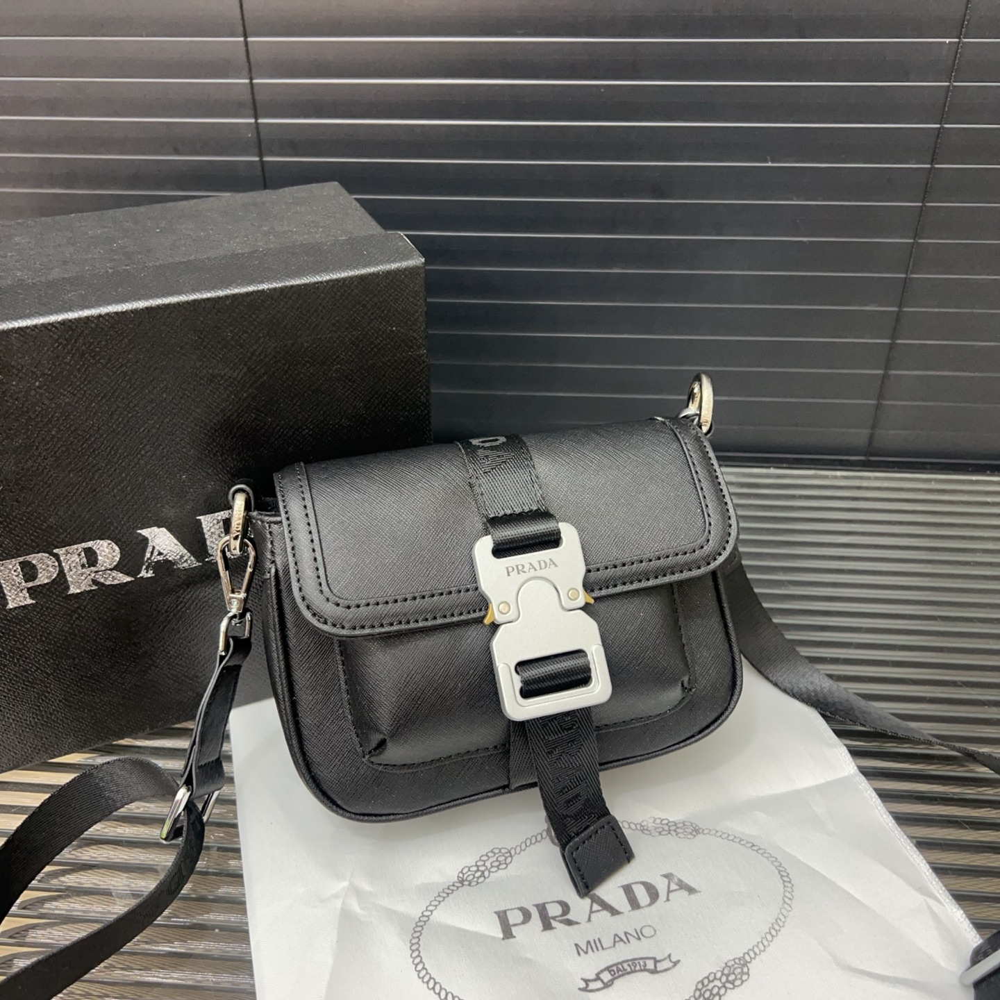 P160 Prada 普拉达
手拿单肩斜挎包 邮差 男包斜挎包男士翻盖单肩马鞍 男女通用 明星单品 经典百搭 实物拍摄 原厂原版面料 配送防尘袋  12 x 19 cm。