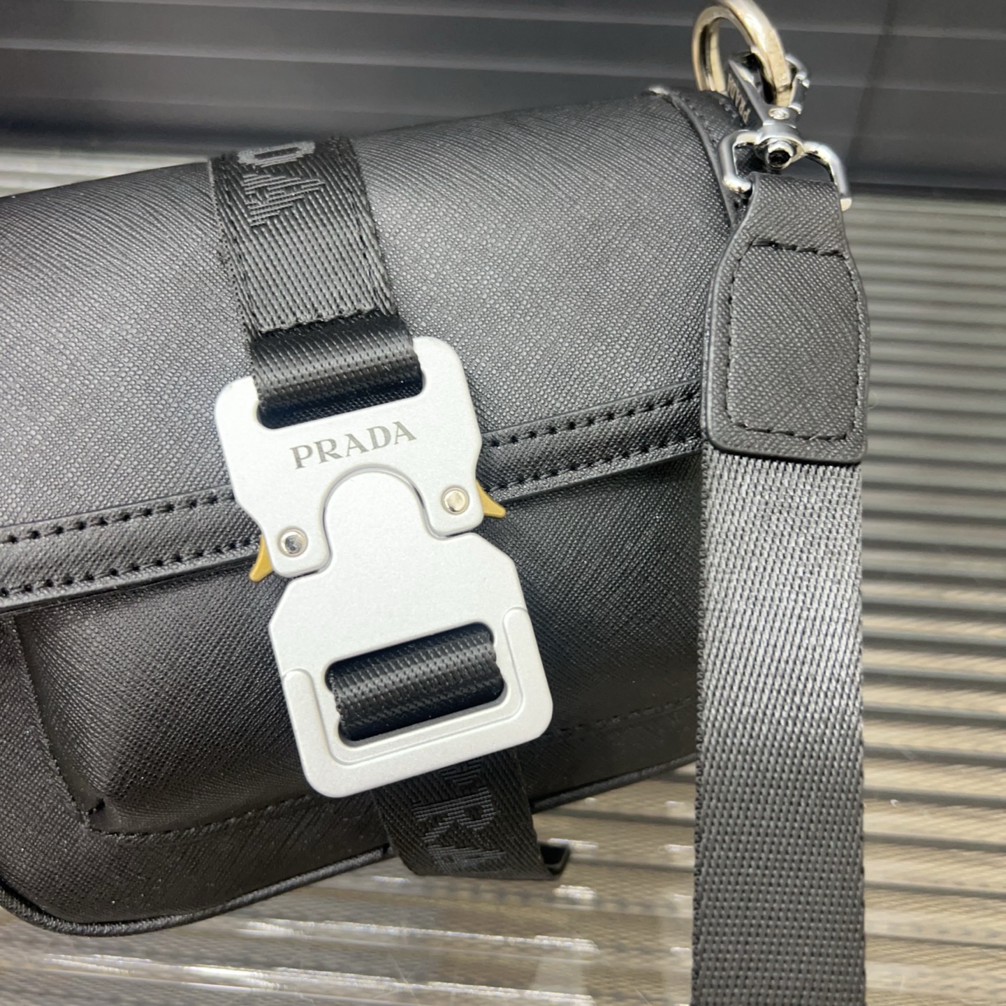 P160 Prada 普拉达
手拿单肩斜挎包 邮差 男包斜挎包男士翻盖单肩马鞍 男女通用 明星单品 经典百搭 实物拍摄 原厂原版面料 配送防尘袋  12 x 19 cm。