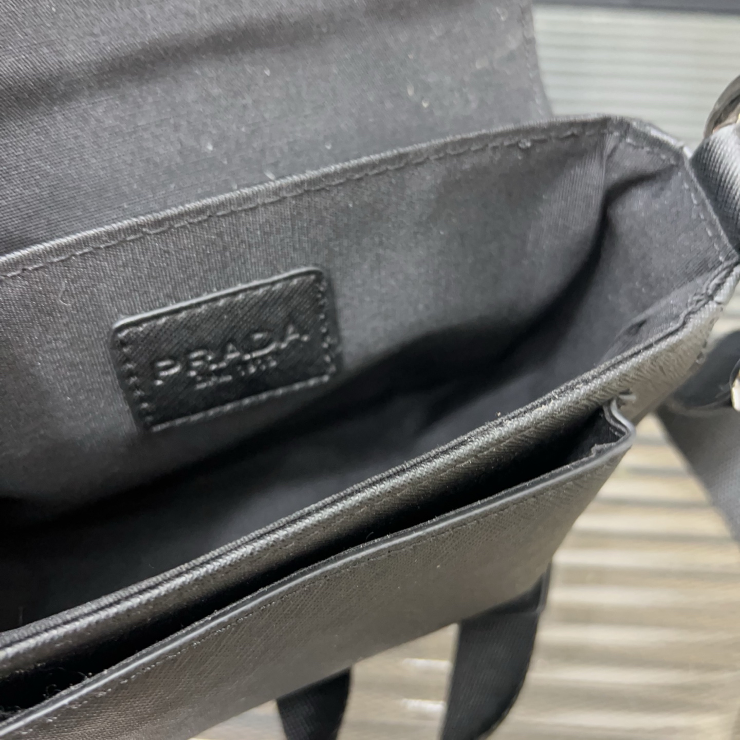P160 Prada 普拉达
手拿单肩斜挎包 邮差 男包斜挎包男士翻盖单肩马鞍 男女通用 明星单品 经典百搭 实物拍摄 原厂原版面料 配送防尘袋  12 x 19 cm。