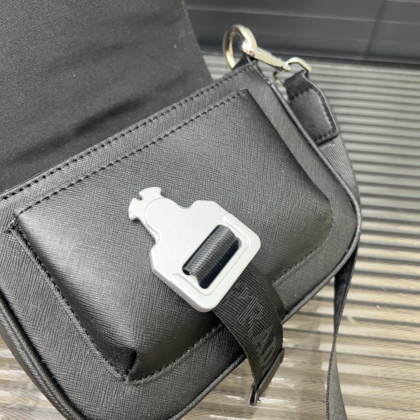 P160 Prada 普拉达
手拿单肩斜挎包 邮差 男包斜挎包男士翻盖单肩马鞍 男女通用 明星单品 经典百搭 实物拍摄 原厂原版面料 配送防尘袋  12 x 19 cm。