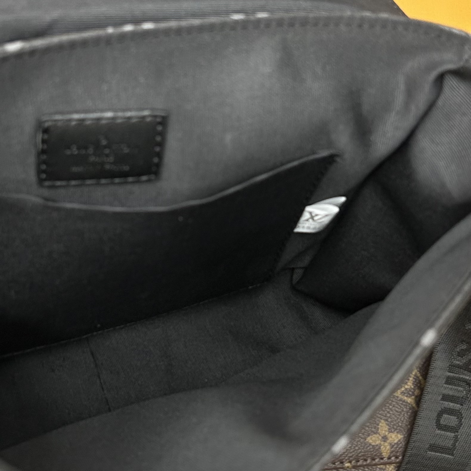 P150 Louisvuitton 路易威登
 DISTRICT Lv 翻盖邮差包 男士斜挎包 实物拍摄 原厂原版面料   配送防尘袋  25 x 20 cm。