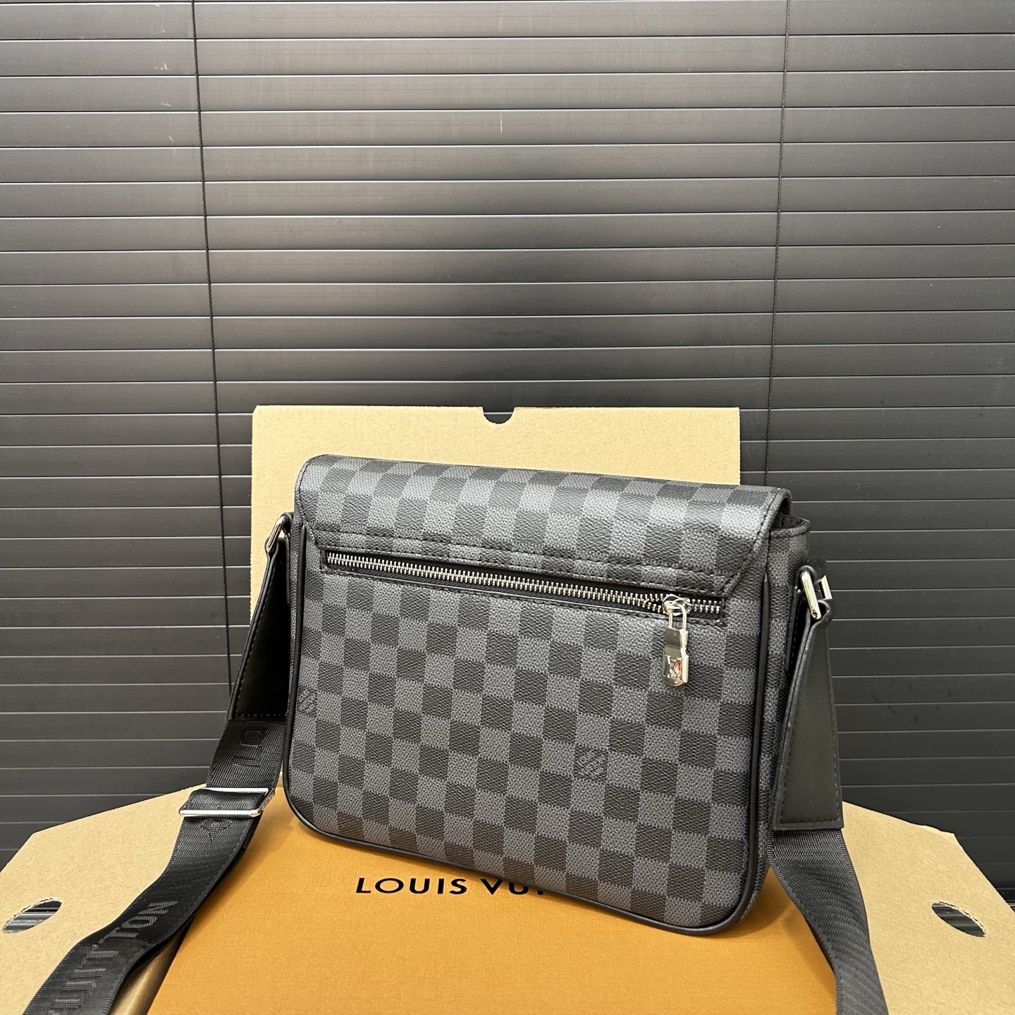 P150 Louisvuitton 路易威登
 DISTRICT Lv 翻盖邮差包 男士斜挎包 实物拍摄 原厂原版面料   配送防尘袋  25 x 20 cm。