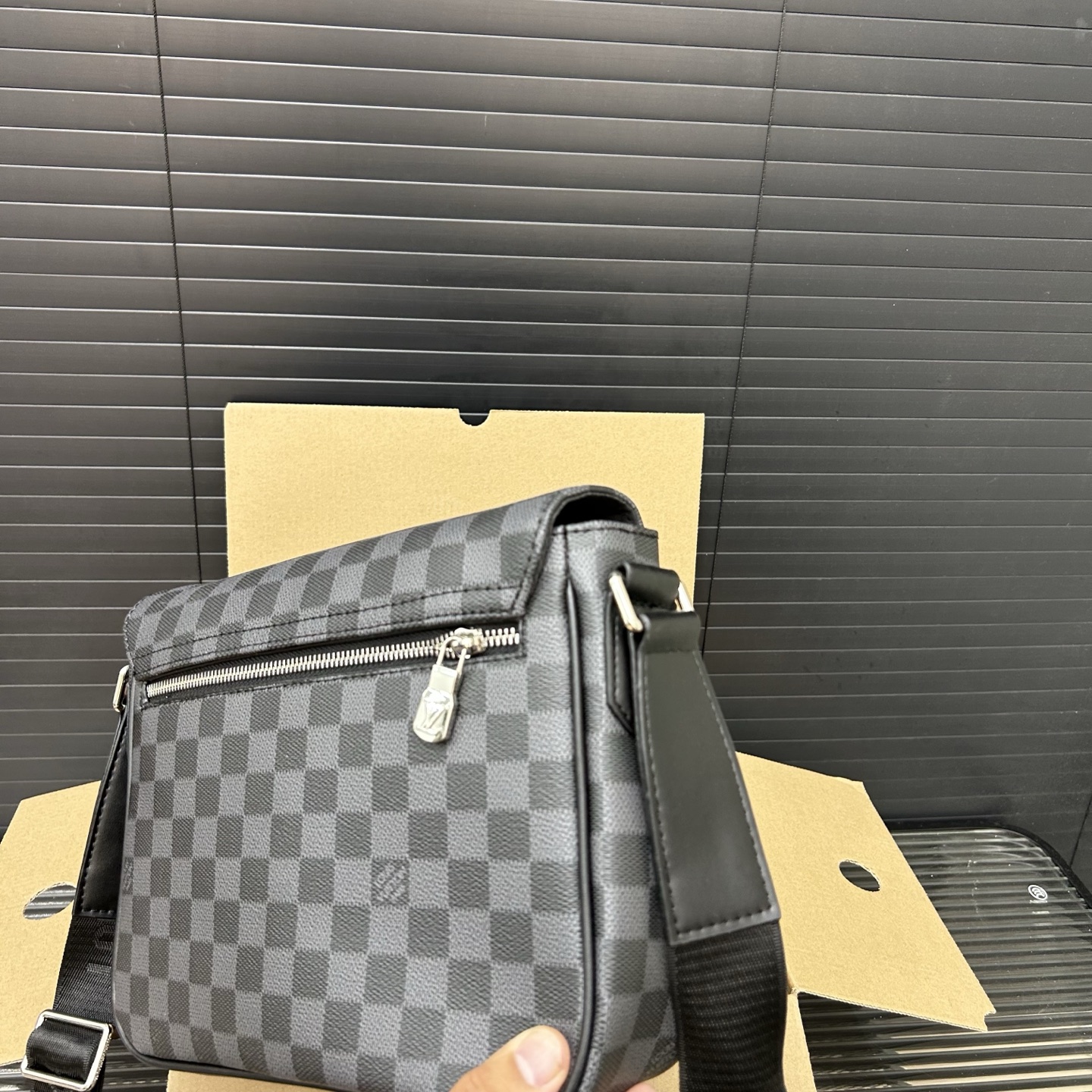 P150 Louisvuitton 路易威登
 DISTRICT Lv 翻盖邮差包 男士斜挎包 实物拍摄 原厂原版面料   配送防尘袋  25 x 20 cm。