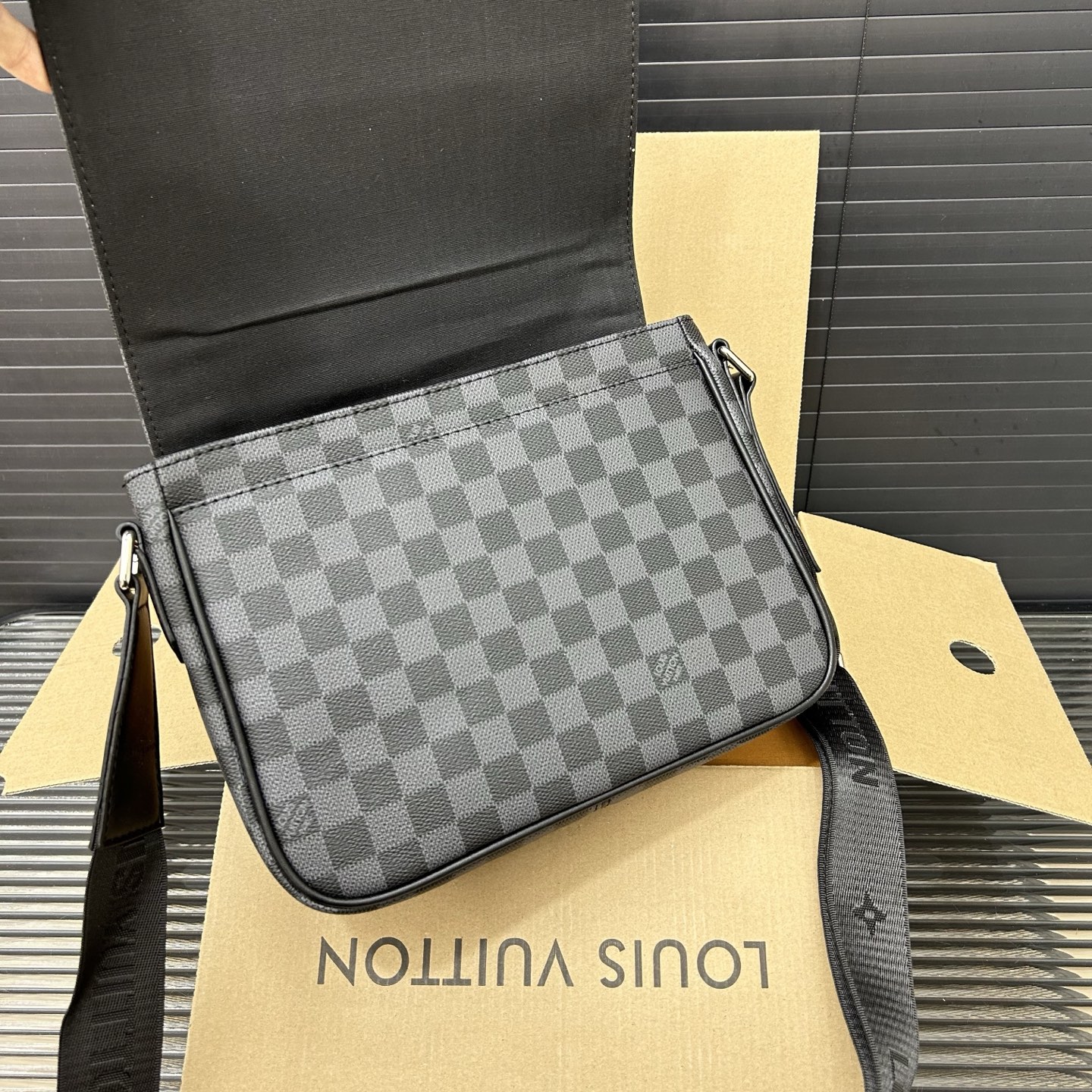 P150 Louisvuitton 路易威登
 DISTRICT Lv 翻盖邮差包 男士斜挎包 实物拍摄 原厂原版面料   配送防尘袋  25 x 20 cm。