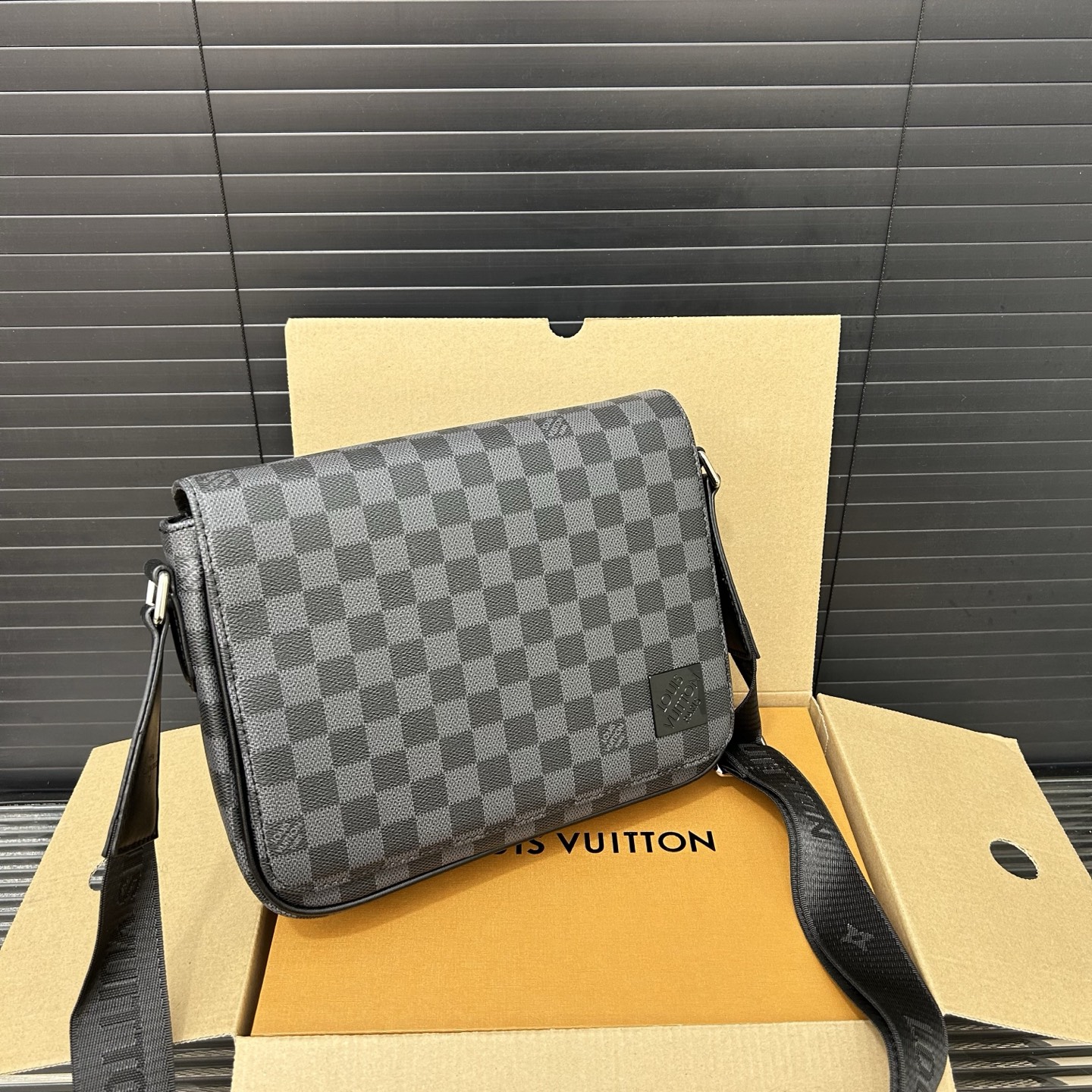 P150 Louisvuitton 路易威登
 DISTRICT Lv 翻盖邮差包 男士斜挎包 实物拍摄 原厂原版面料   配送防尘袋  25 x 20 cm。