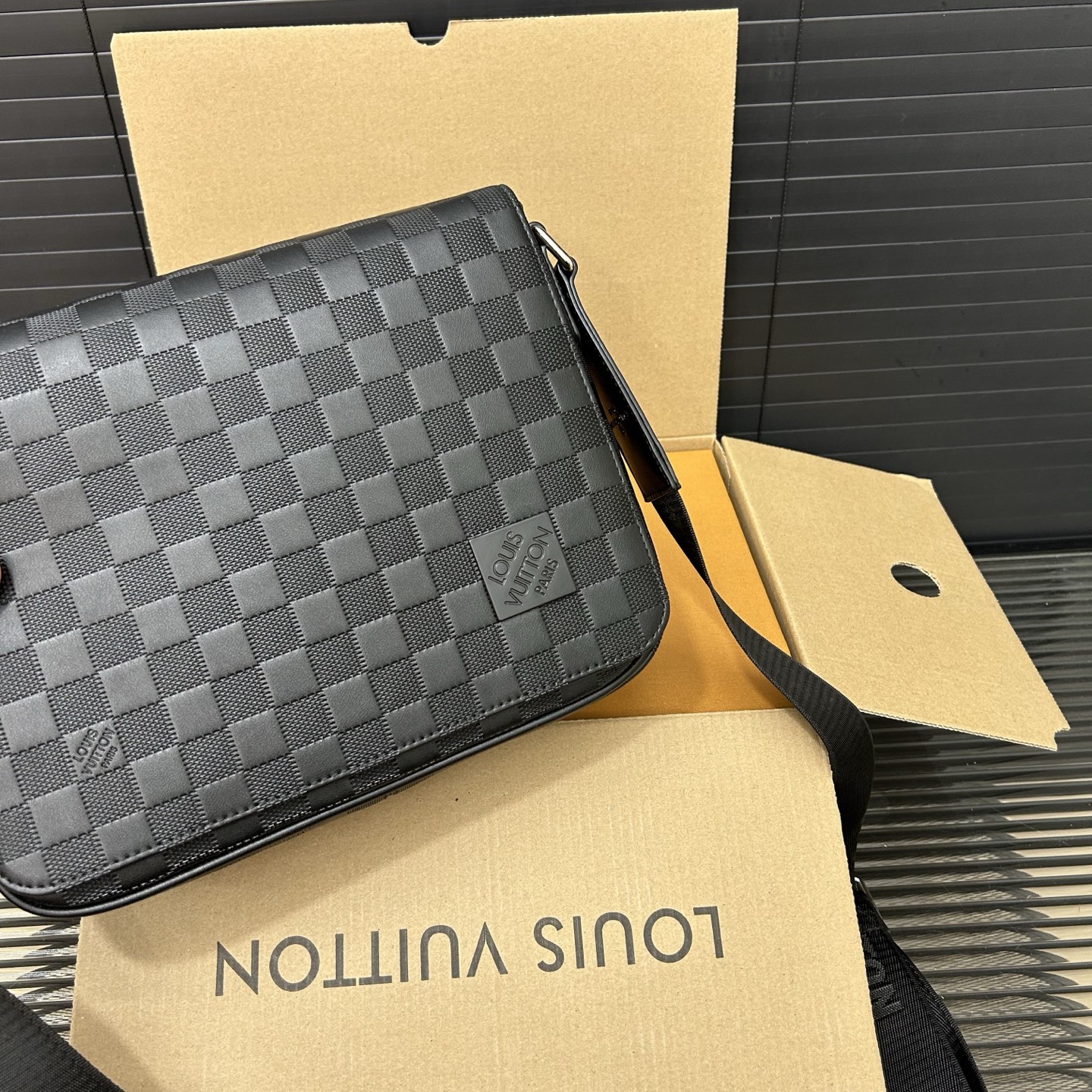 P150 Louisvuitton 路易威登
 DISTRICT Lv 翻盖邮差包 男士斜挎包 实物拍摄 原厂原版面料   配送防尘袋  25 x 20 cm。