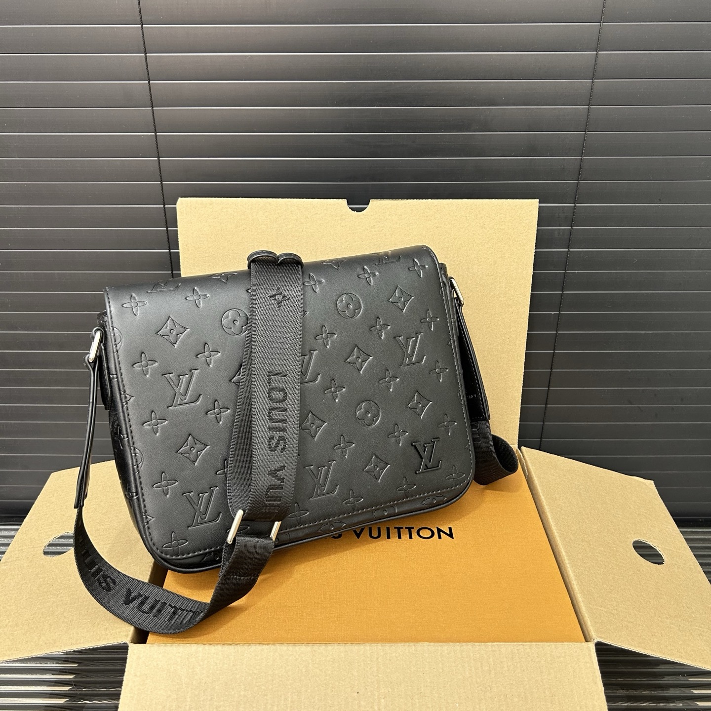 P150 Louisvuitton 路易威登
 DISTRICT Lv 翻盖邮差包 男士斜挎包 实物拍摄 原厂原版面料   配送防尘袋  25 x 20 cm。