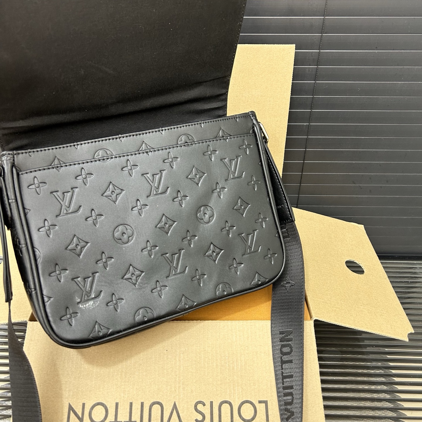 P150 Louisvuitton 路易威登
 DISTRICT Lv 翻盖邮差包 男士斜挎包 实物拍摄 原厂原版面料   配送防尘袋  25 x 20 cm。