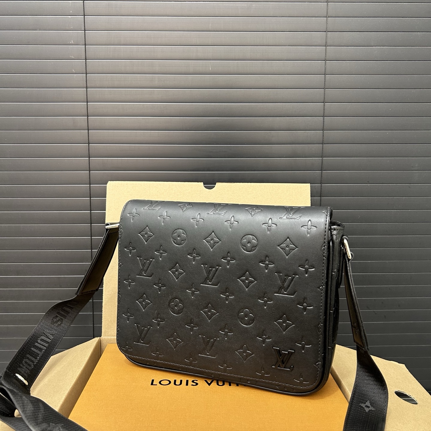 P150 Louisvuitton 路易威登
 DISTRICT Lv 翻盖邮差包 男士斜挎包 实物拍摄 原厂原版面料   配送防尘袋  25 x 20 cm。