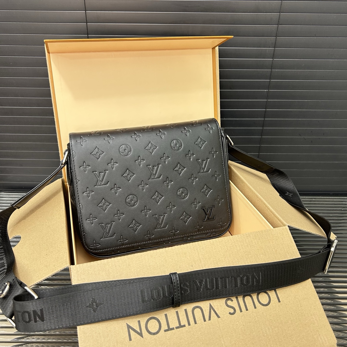 P150 Louisvuitton 路易威登
 DISTRICT Lv 翻盖邮差包 男士斜挎包 实物拍摄 原厂原版面料   配送防尘袋  25 x 20 cm。