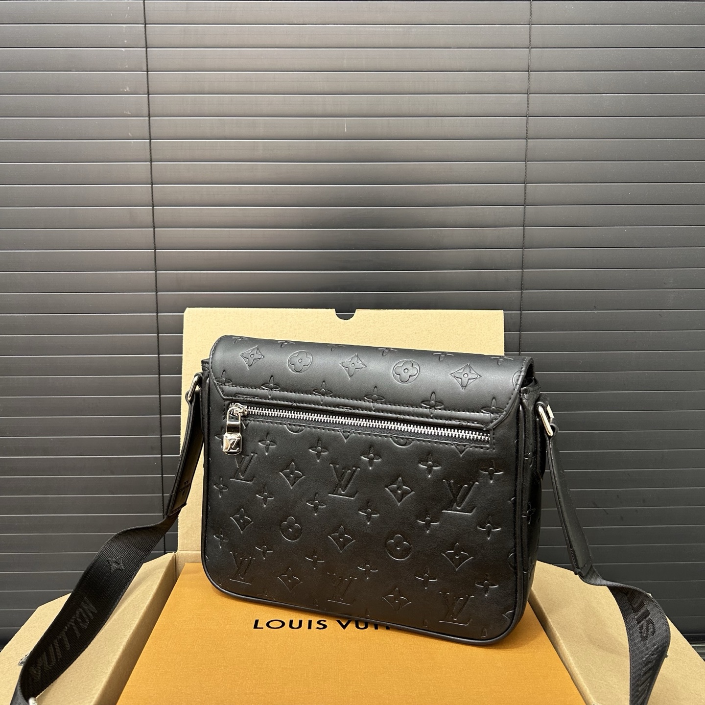 P150 Louisvuitton 路易威登
 DISTRICT Lv 翻盖邮差包 男士斜挎包 实物拍摄 原厂原版面料   配送防尘袋  25 x 20 cm。