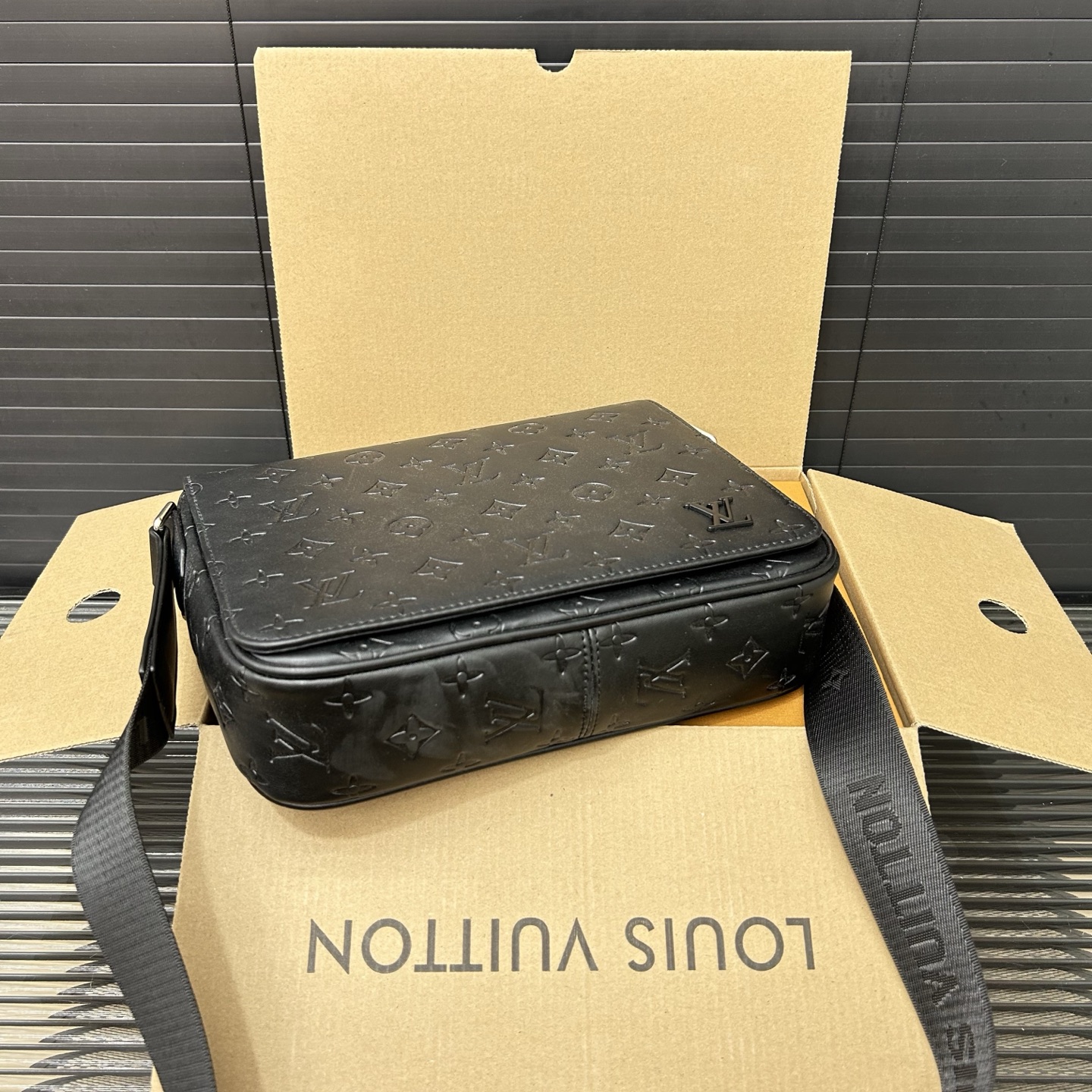 P150 Louisvuitton 路易威登
 DISTRICT Lv 翻盖邮差包 男士斜挎包 实物拍摄 原厂原版面料   配送防尘袋  25 x 20 cm。