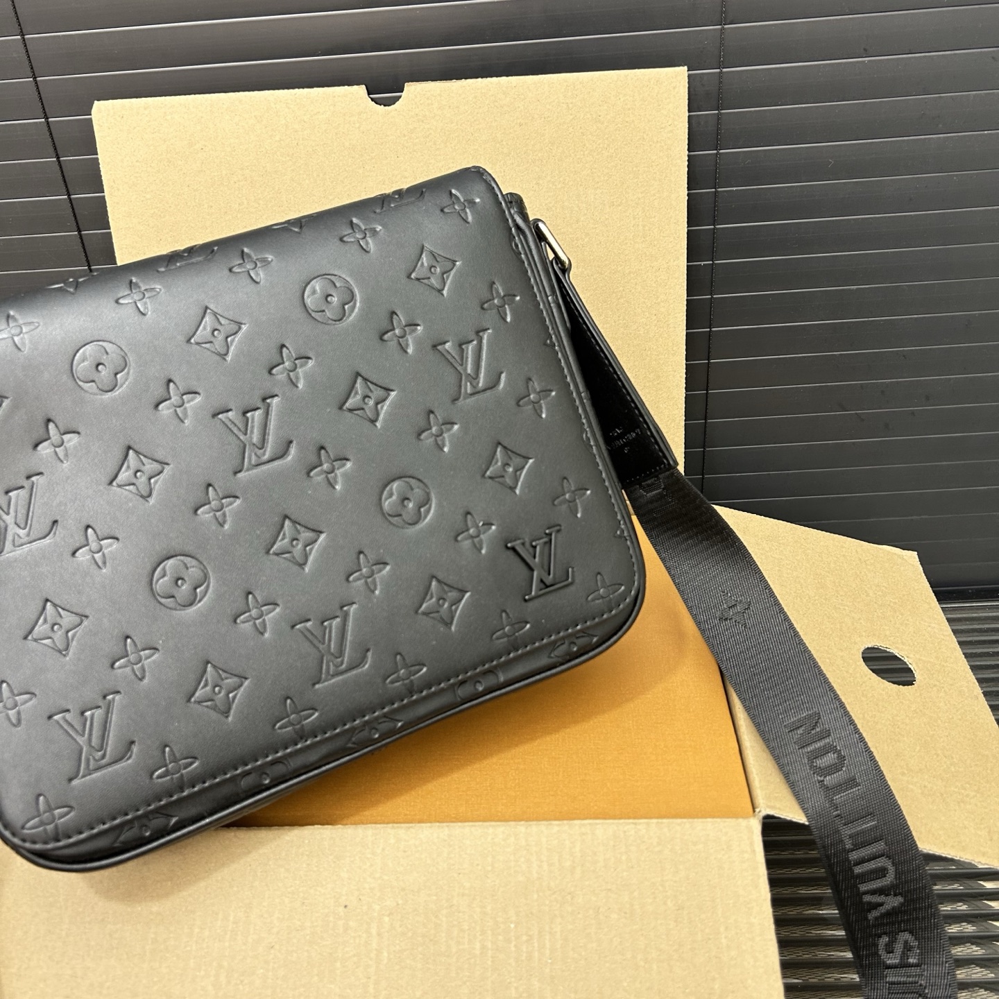 P150 Louisvuitton 路易威登
 DISTRICT Lv 翻盖邮差包 男士斜挎包 实物拍摄 原厂原版面料   配送防尘袋  25 x 20 cm。