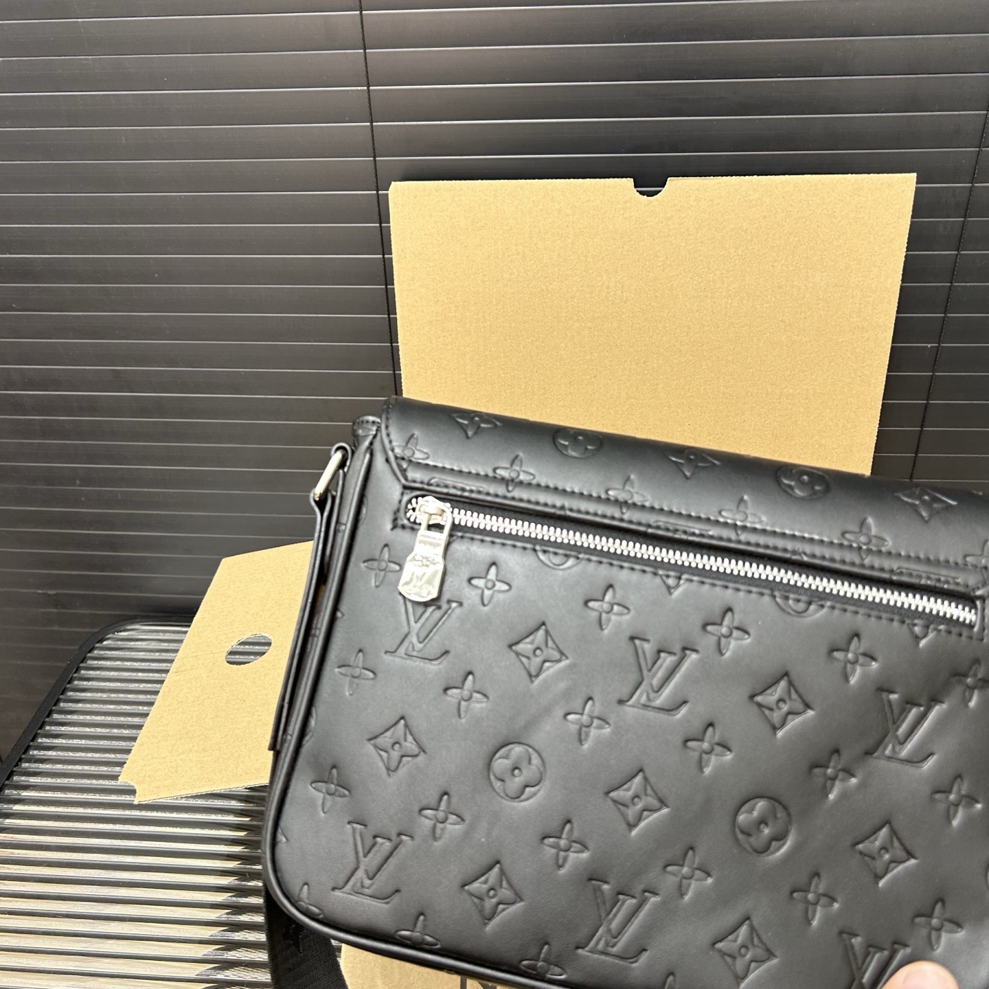 P150 Louisvuitton 路易威登
 DISTRICT Lv 翻盖邮差包 男士斜挎包 实物拍摄 原厂原版面料   配送防尘袋  25 x 20 cm。