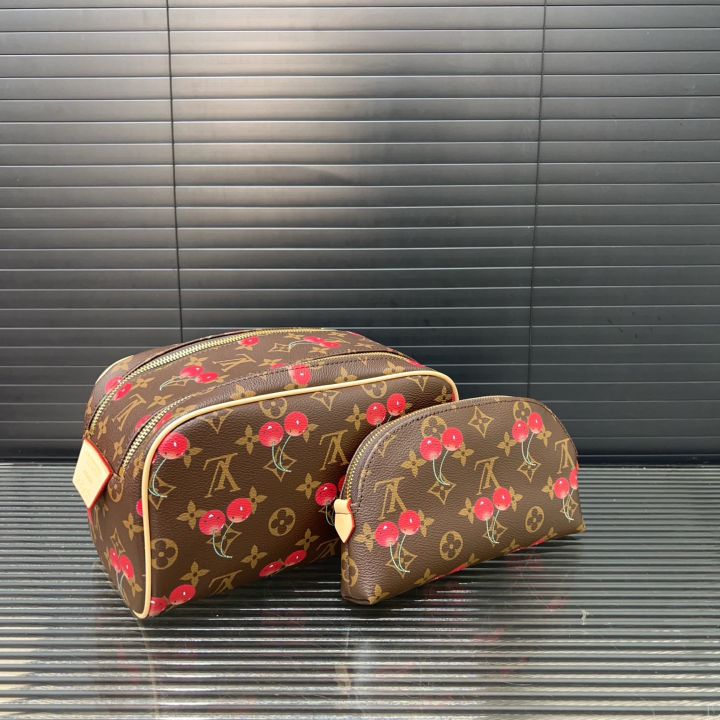 P120 Louisvuitton 路易威登
Dopp二合一洗漱包 化妆包 手拿包 实物拍摄 原厂原版面料  配送防尘袋 折叠礼盒  14 x 26 cm。