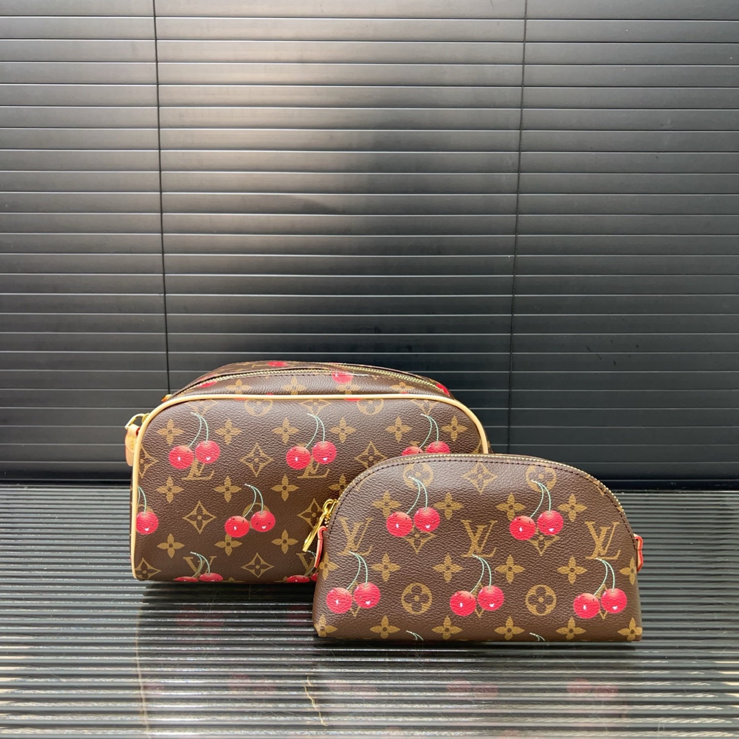 P120 Louisvuitton 路易威登
Dopp二合一洗漱包 化妆包 手拿包 实物拍摄 原厂原版面料  配送防尘袋 折叠礼盒  14 x 26 cm。