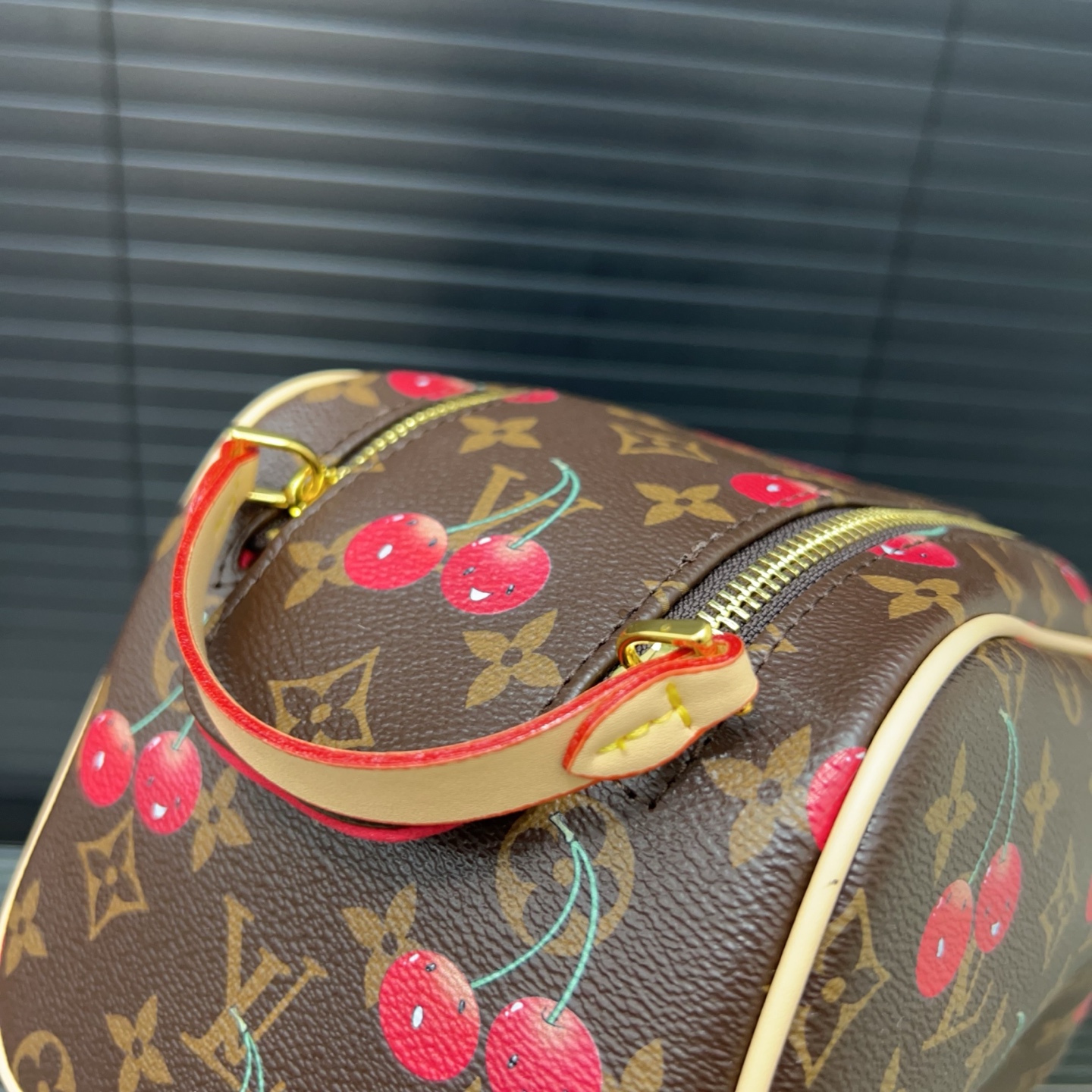 P120 Louisvuitton 路易威登
Dopp二合一洗漱包 化妆包 手拿包 实物拍摄 原厂原版面料  配送防尘袋 折叠礼盒  14 x 26 cm。