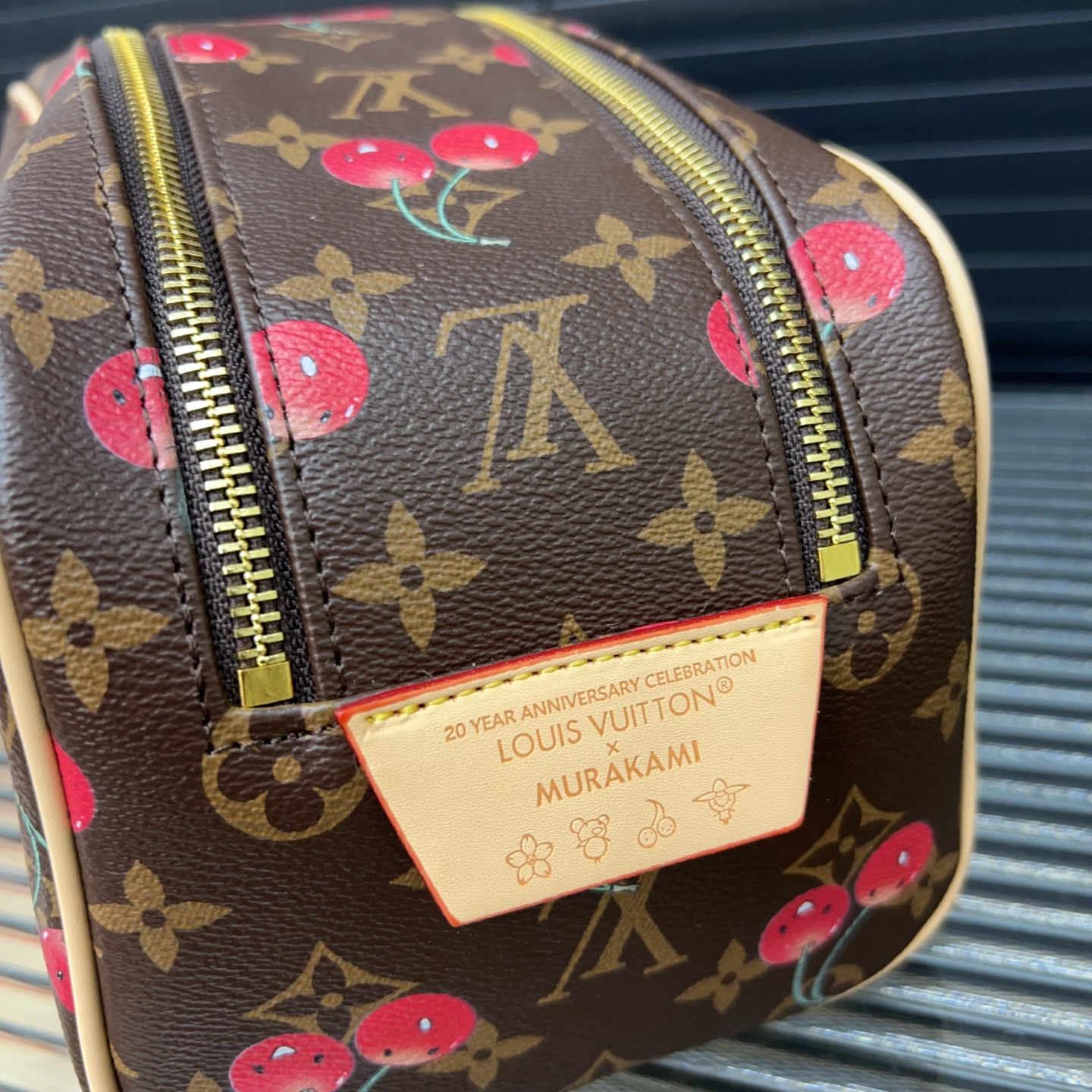 P120 Louisvuitton 路易威登
Dopp二合一洗漱包 化妆包 手拿包 实物拍摄 原厂原版面料  配送防尘袋 折叠礼盒  14 x 26 cm。