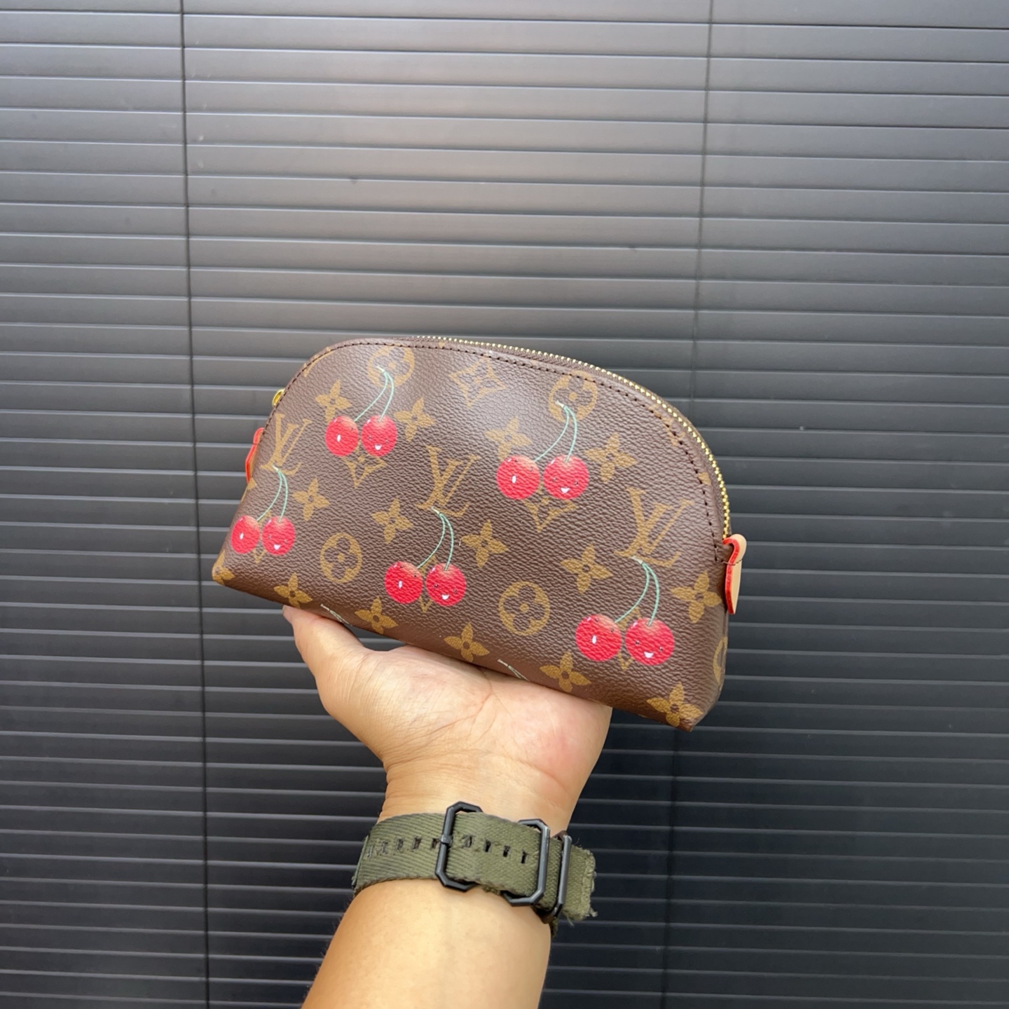 P120 Louisvuitton 路易威登
Dopp二合一洗漱包 化妆包 手拿包 实物拍摄 原厂原版面料  配送防尘袋 折叠礼盒  14 x 26 cm。