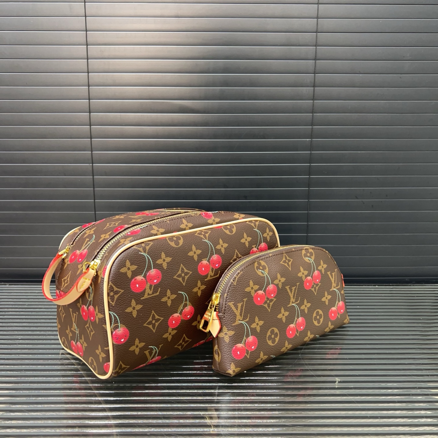 P120 Louisvuitton 路易威登
Dopp二合一洗漱包 化妆包 手拿包 实物拍摄 原厂原版面料  配送防尘袋 折叠礼盒  14 x 26 cm。