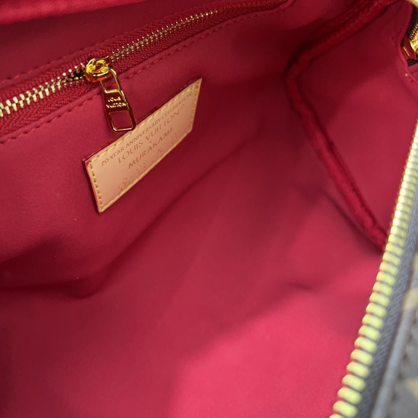 P120 Louisvuitton 路易威登
Dopp二合一洗漱包 化妆包 手拿包 实物拍摄 原厂原版面料  配送防尘袋 折叠礼盒  14 x 26 cm。