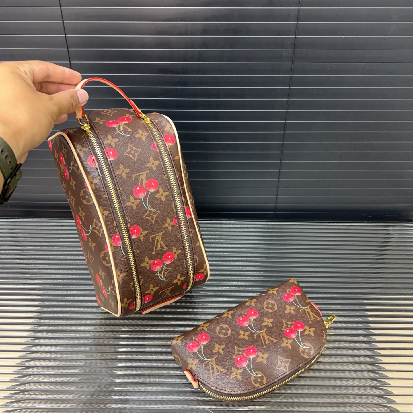P120 Louisvuitton 路易威登
Dopp二合一洗漱包 化妆包 手拿包 实物拍摄 原厂原版面料  配送防尘袋 折叠礼盒  14 x 26 cm。