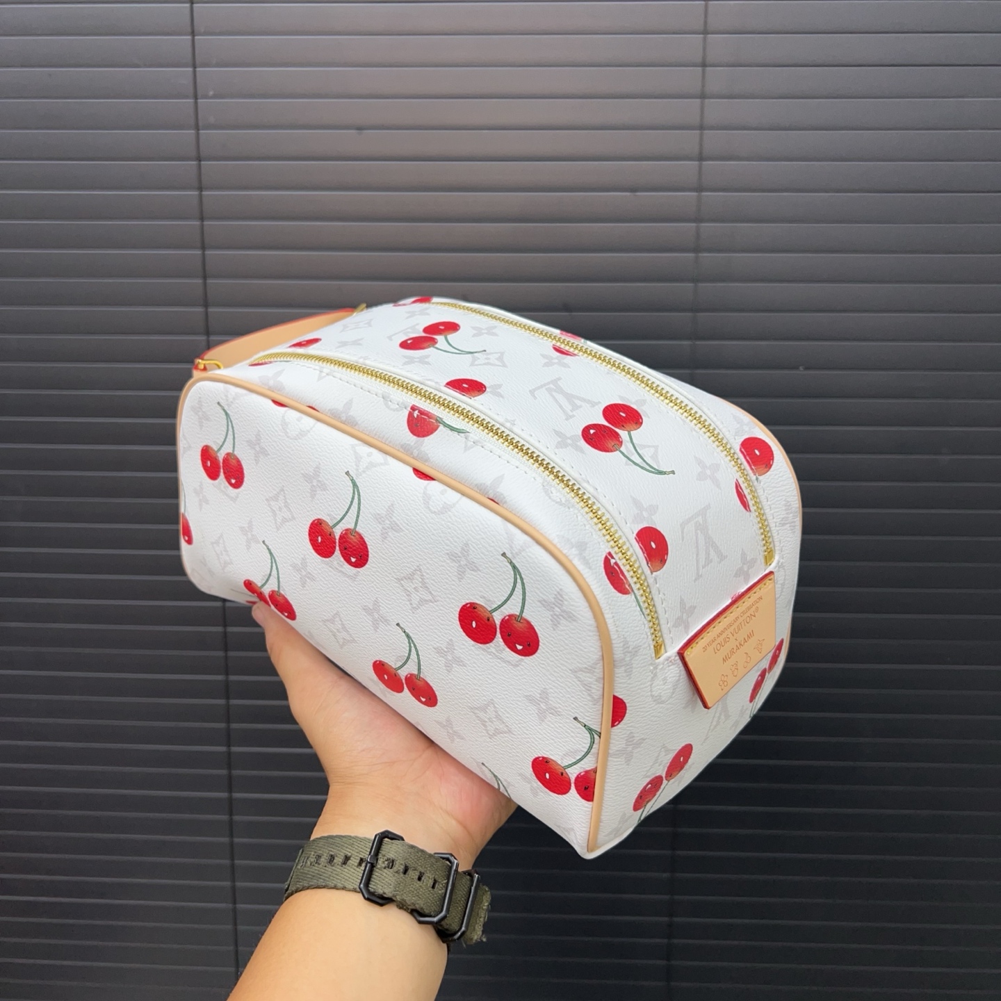 P120 Louisvuitton 路易威登
Lv Dopp二合一洗漱包 化妆包 手拿包 实物拍摄 原厂原版面料  配送防尘袋 折叠礼盒  14 x 26 cm。