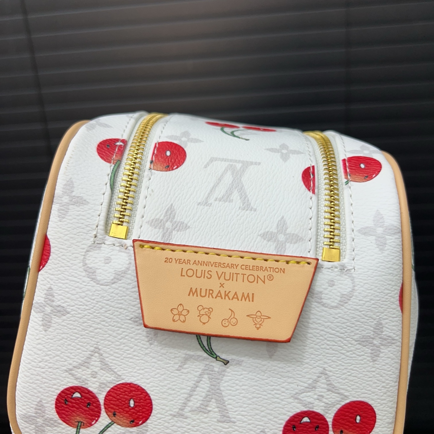 P120 Louisvuitton 路易威登
Lv Dopp二合一洗漱包 化妆包 手拿包 实物拍摄 原厂原版面料  配送防尘袋 折叠礼盒  14 x 26 cm。