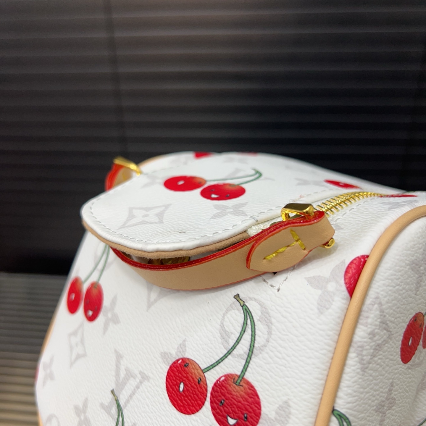 P120 Louisvuitton 路易威登
Lv Dopp二合一洗漱包 化妆包 手拿包 实物拍摄 原厂原版面料  配送防尘袋 折叠礼盒  14 x 26 cm。