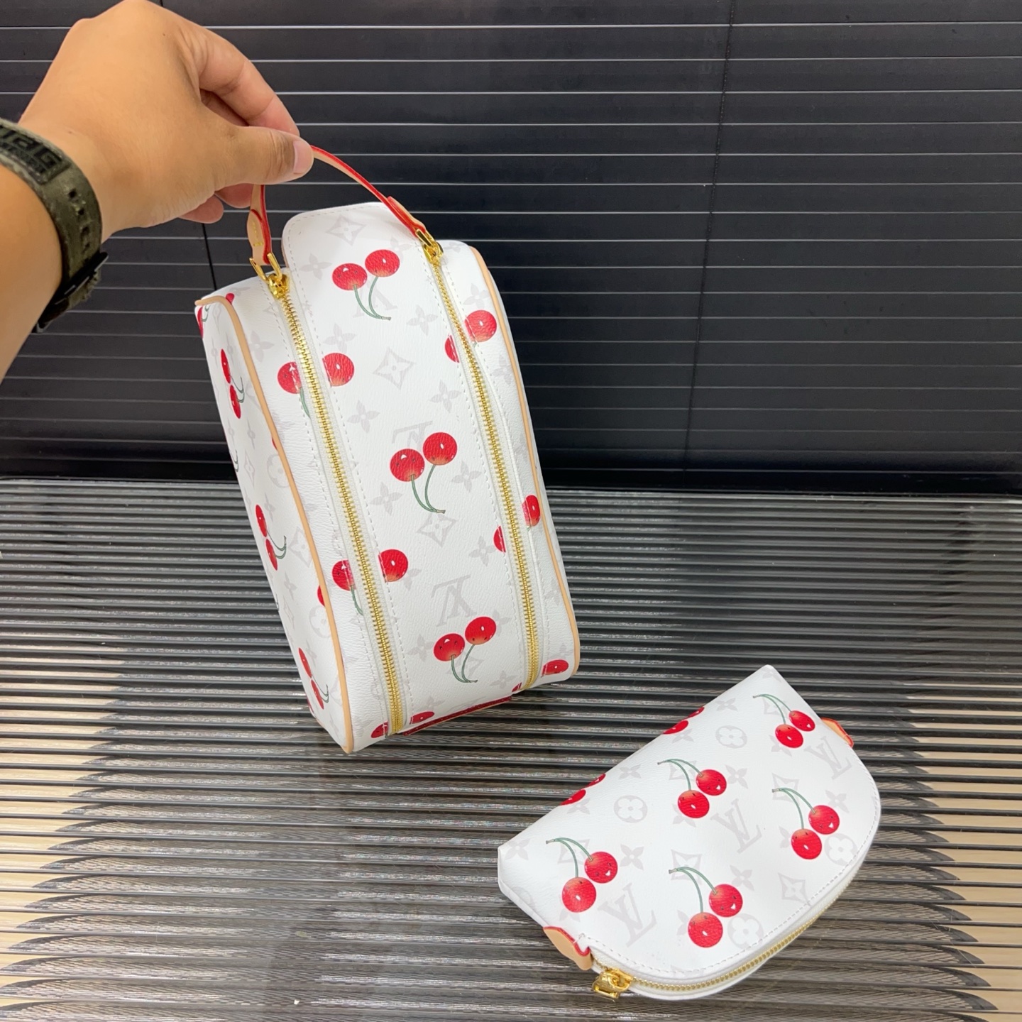 P120 Louisvuitton 路易威登
Lv Dopp二合一洗漱包 化妆包 手拿包 实物拍摄 原厂原版面料  配送防尘袋 折叠礼盒  14 x 26 cm。