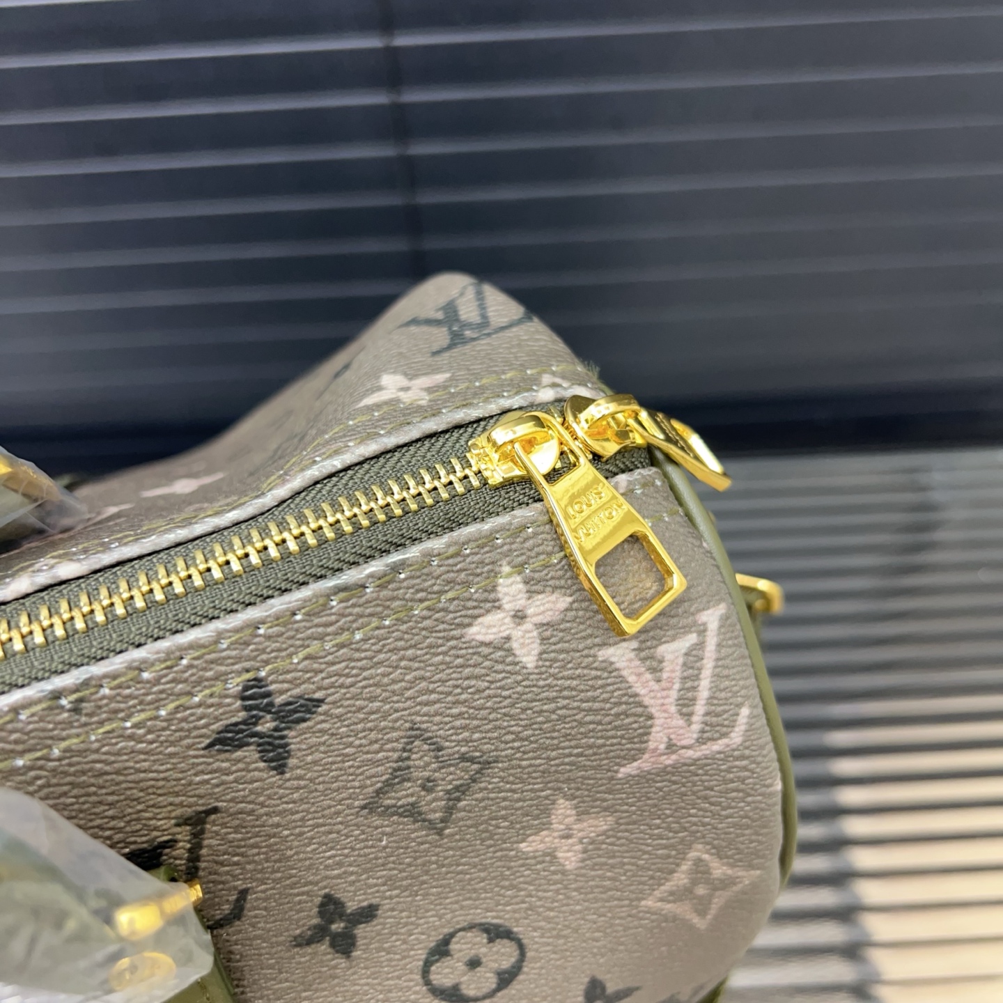 P150 Louisvuitton 路易威登  
LV KEEPALL 35 旅行袋  单肩斜挎手提包袋  男女通用机场包 实物拍摄 原厂面料  规格 35 cm。