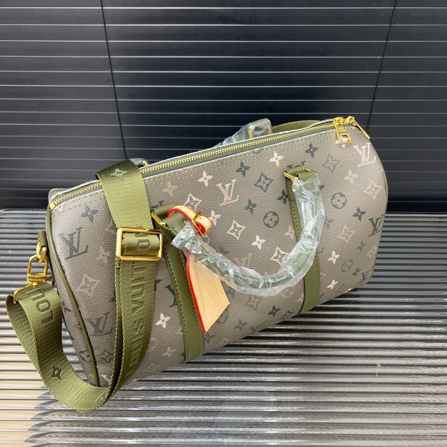P150 Louisvuitton 路易威登  
LV KEEPALL 35 旅行袋  单肩斜挎手提包袋  男女通用机场包 实物拍摄 原厂面料  规格 35 cm。
