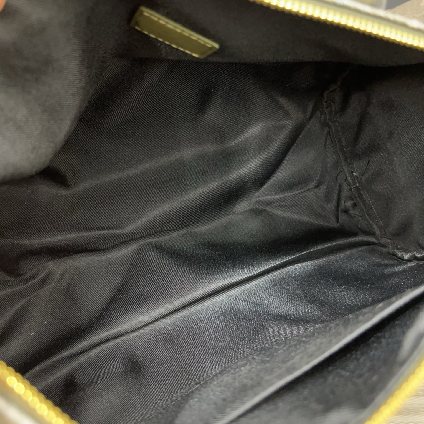 P150 Louisvuitton 路易威登  
LV KEEPALL 35 旅行袋  单肩斜挎手提包袋  男女通用机场包 实物拍摄 原厂面料  规格 35 cm。