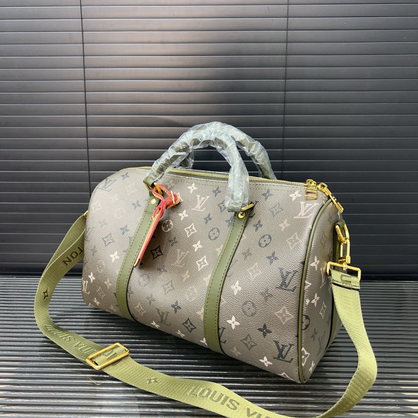 P150 Louisvuitton 路易威登  
LV KEEPALL 35 旅行袋  单肩斜挎手提包袋  男女通用机场包 实物拍摄 原厂面料  规格 35 cm。