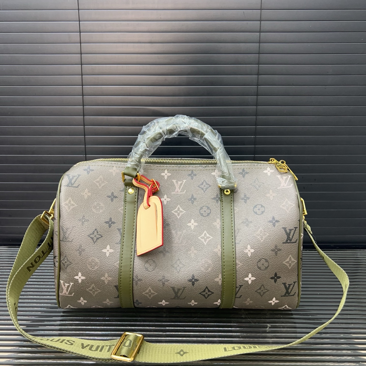 P150 Louisvuitton 路易威登  
LV KEEPALL 35 旅行袋  单肩斜挎手提包袋  男女通用机场包 实物拍摄 原厂面料  规格 35 cm。