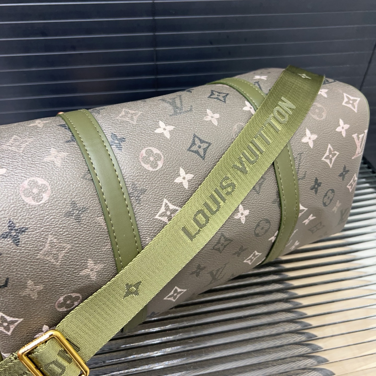 P150 Louisvuitton 路易威登  
LV KEEPALL 35 旅行袋  单肩斜挎手提包袋  男女通用机场包 实物拍摄 原厂面料  规格 35 cm。