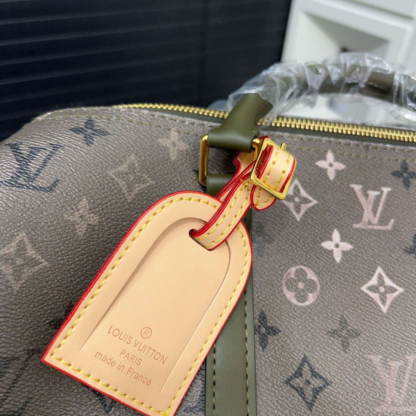 P150 Louisvuitton 路易威登  
LV KEEPALL 35 旅行袋  单肩斜挎手提包袋  男女通用机场包 实物拍摄 原厂面料  规格 35 cm。