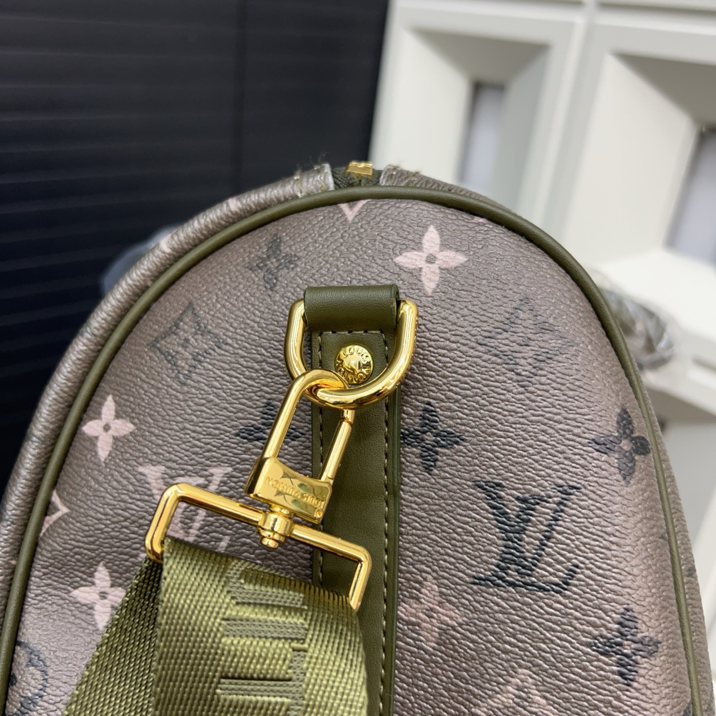 P150 Louisvuitton 路易威登  
LV KEEPALL 35 旅行袋  单肩斜挎手提包袋  男女通用机场包 实物拍摄 原厂面料  规格 35 cm。