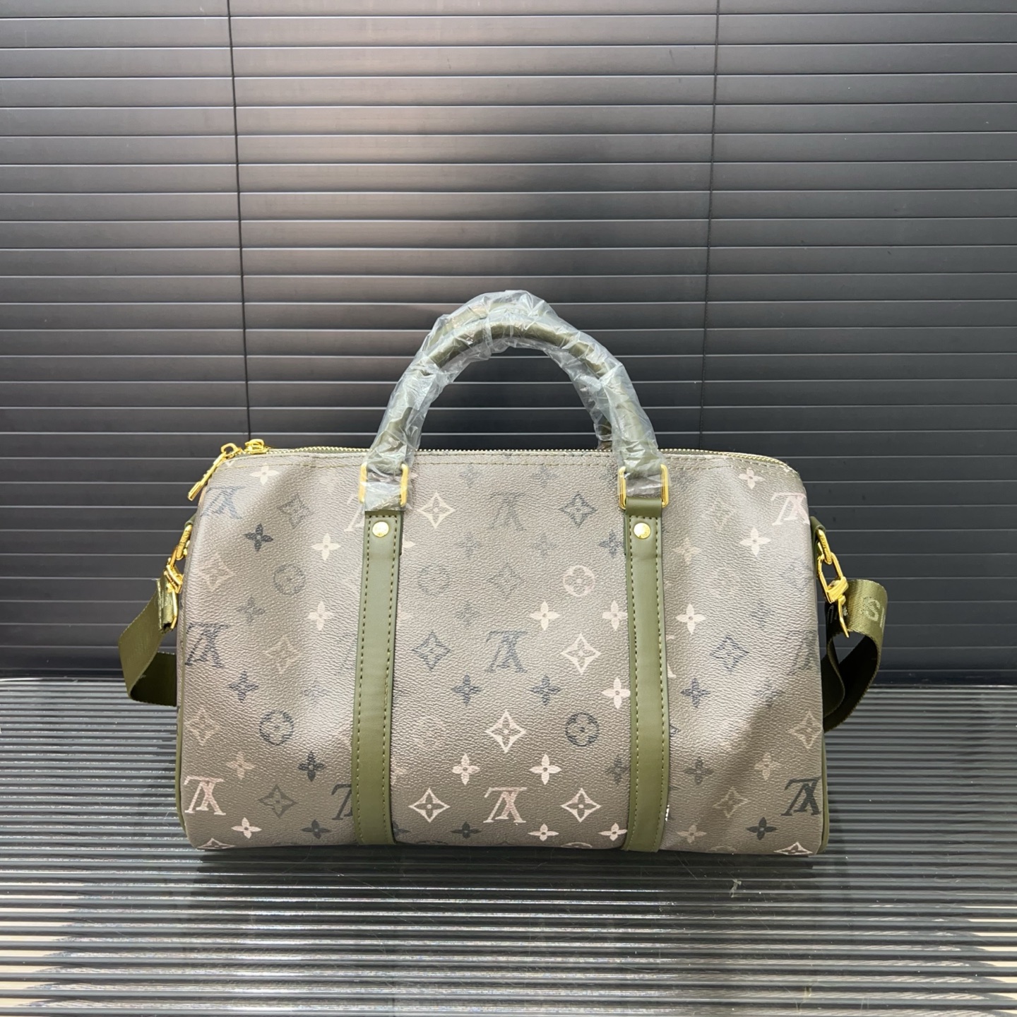 P150 Louisvuitton 路易威登  
LV KEEPALL 35 旅行袋  单肩斜挎手提包袋  男女通用机场包 实物拍摄 原厂面料  规格 35 cm。