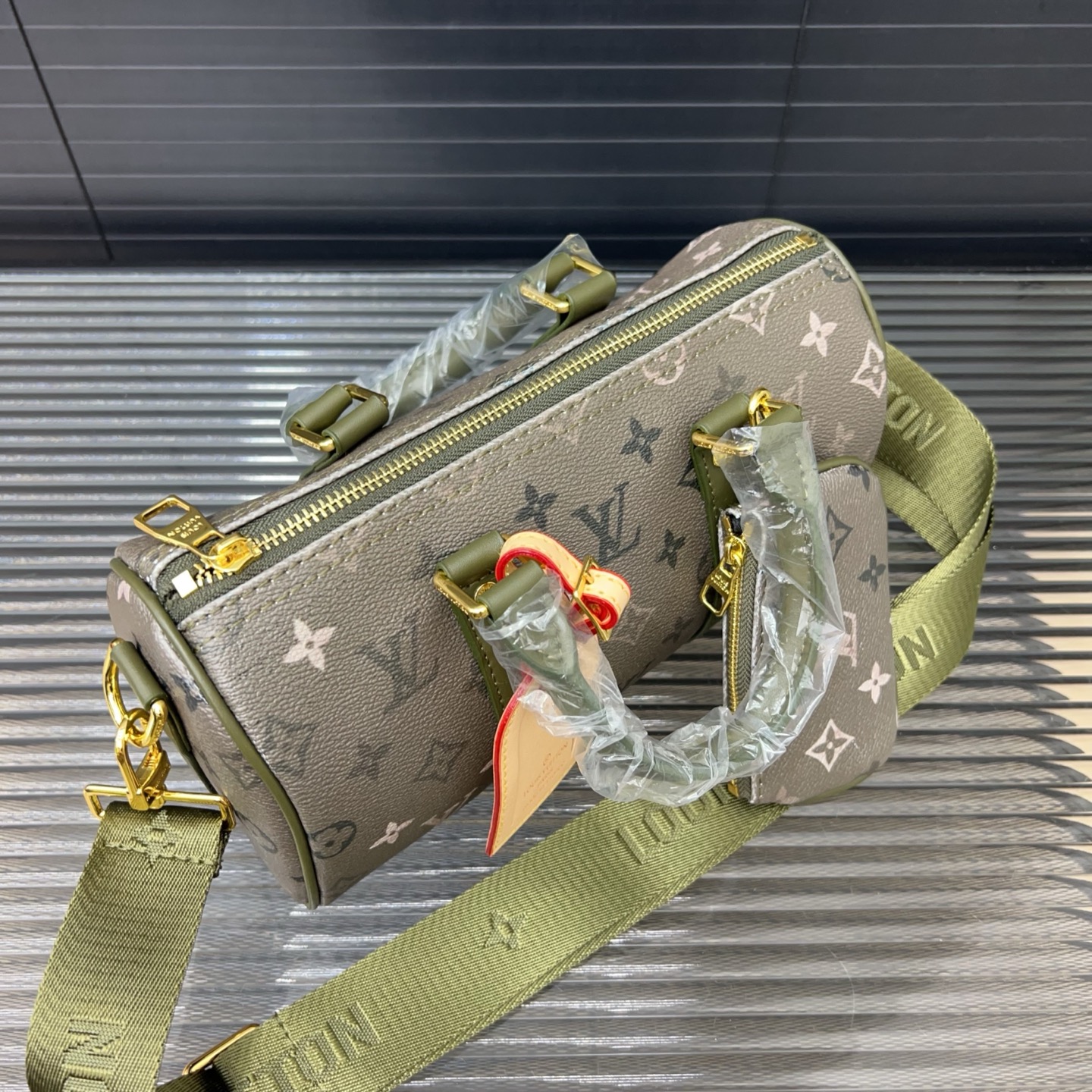 P140 Louisvuitton 路易威登  
LV KEEPALL 25 单肩斜挎包 实物拍摄 原厂面料  规格 25 cm。