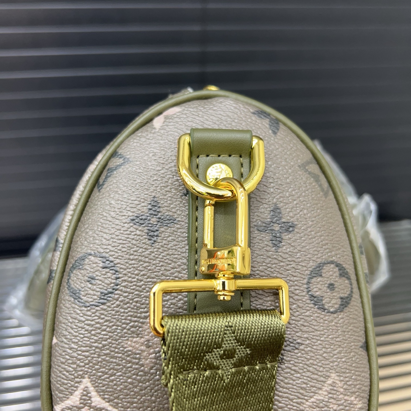 P140 Louisvuitton 路易威登  
LV KEEPALL 25 单肩斜挎包 实物拍摄 原厂面料  规格 25 cm。