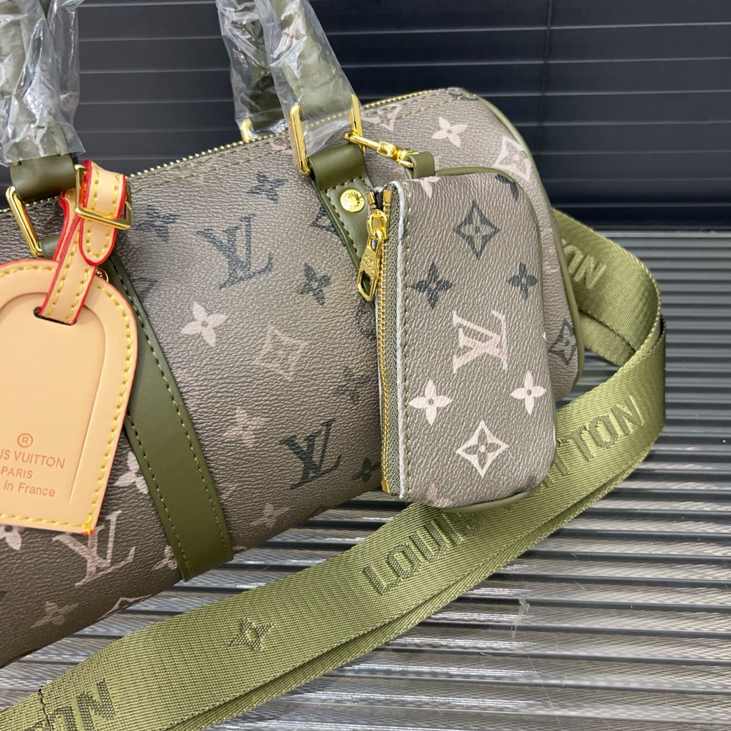 P140 Louisvuitton 路易威登  
LV KEEPALL 25 单肩斜挎包 实物拍摄 原厂面料  规格 25 cm。