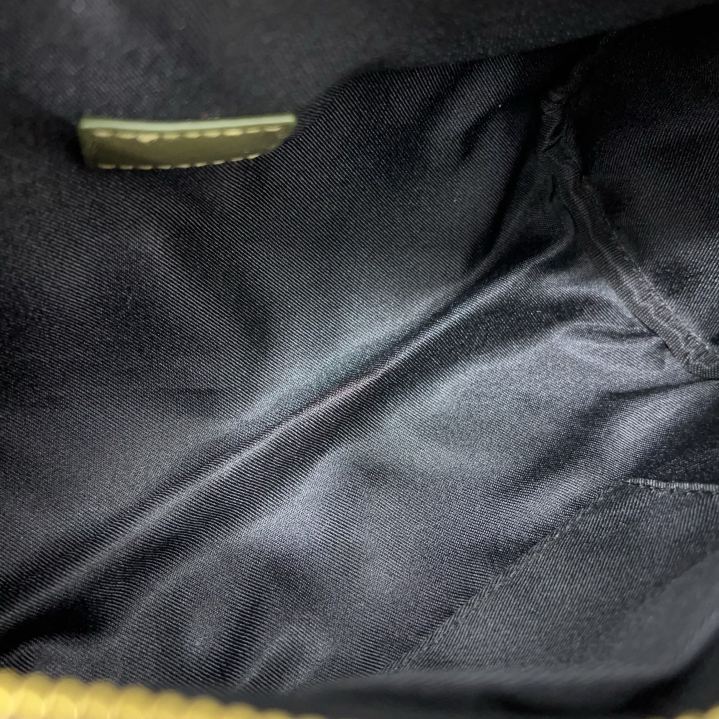 P140 Louisvuitton 路易威登  
LV KEEPALL 25 单肩斜挎包 实物拍摄 原厂面料  规格 25 cm。